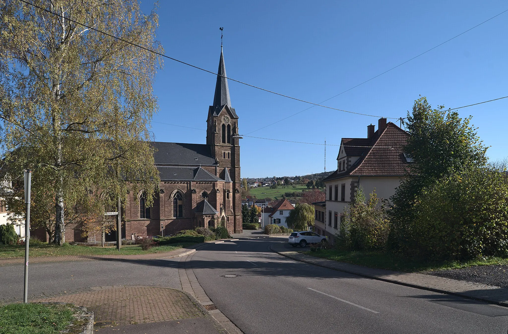 Photo showing: Blick auf die Herz-Jesu-Kirche in Püttlingen-Köllerbach. Im Hintergrund sieht man den Sender Riegelsberg-Schoksberg.