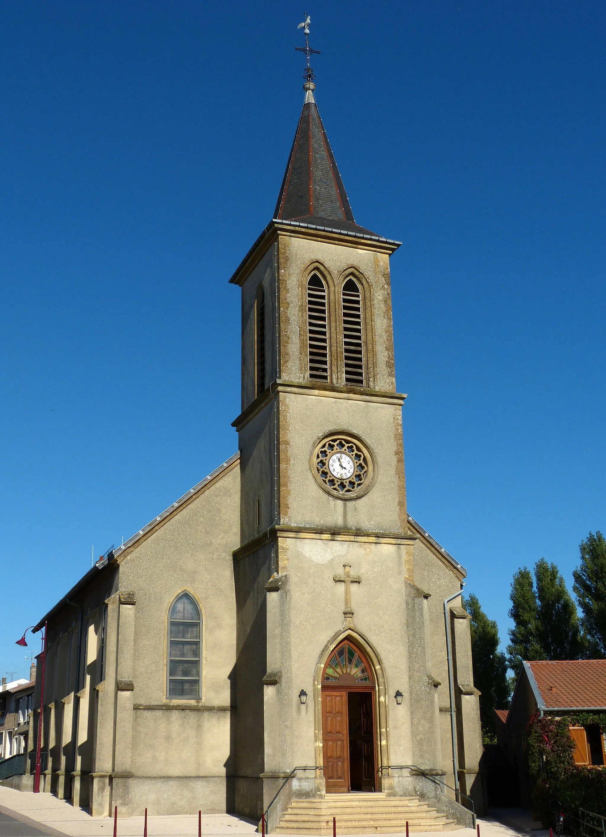 Photo showing: Le clocher et l'entrée