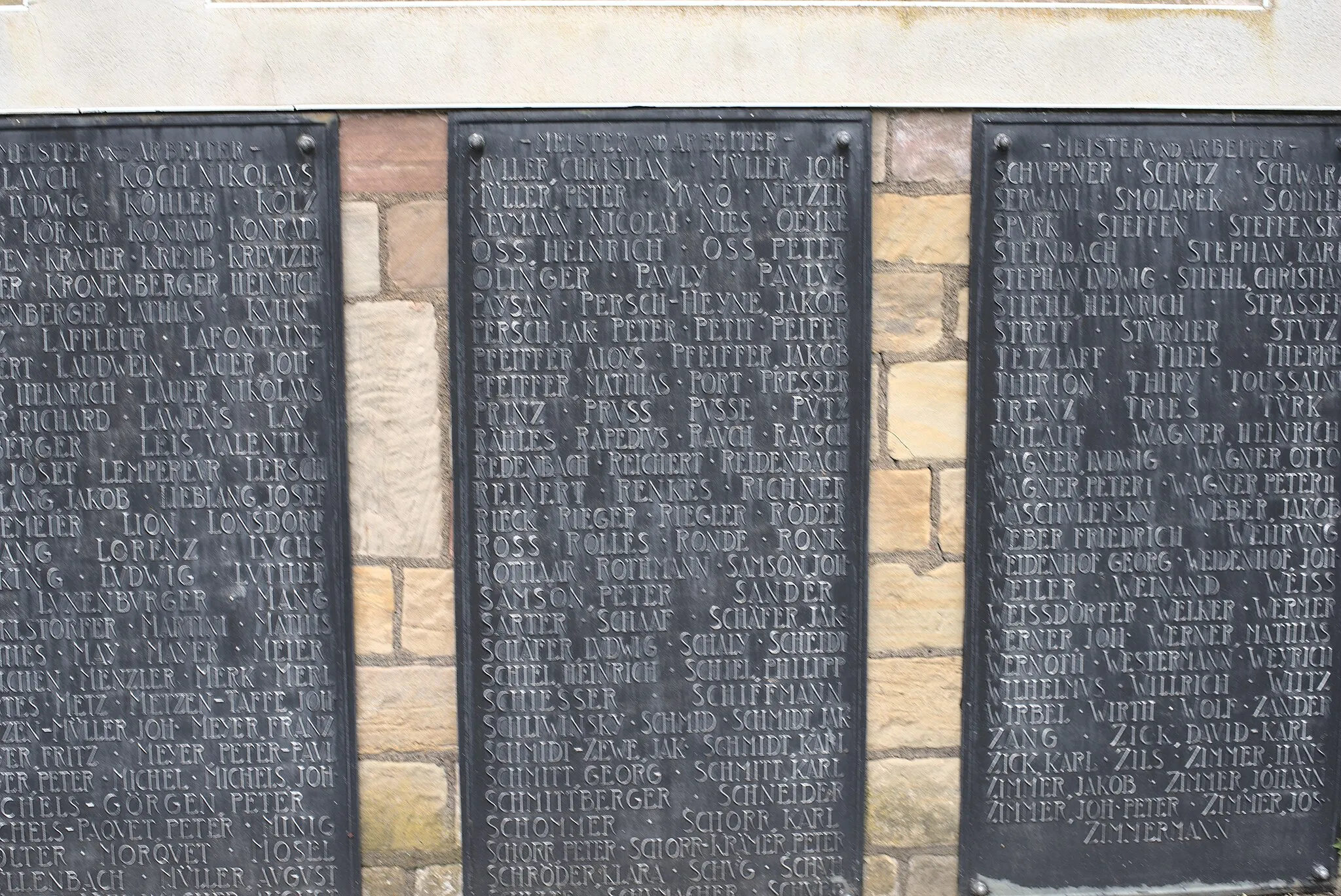 Photo showing: Drei von mehreren Stahlplatten mit Aufrschrift des Kriegerdenkmals auf dem Ehrenfriedhof Völklingen. Das Kriegerdenkmal ist den Gefallenen deutschen Soldaten gewidmet und stammt von den Röchling'schen Stahlwerken.