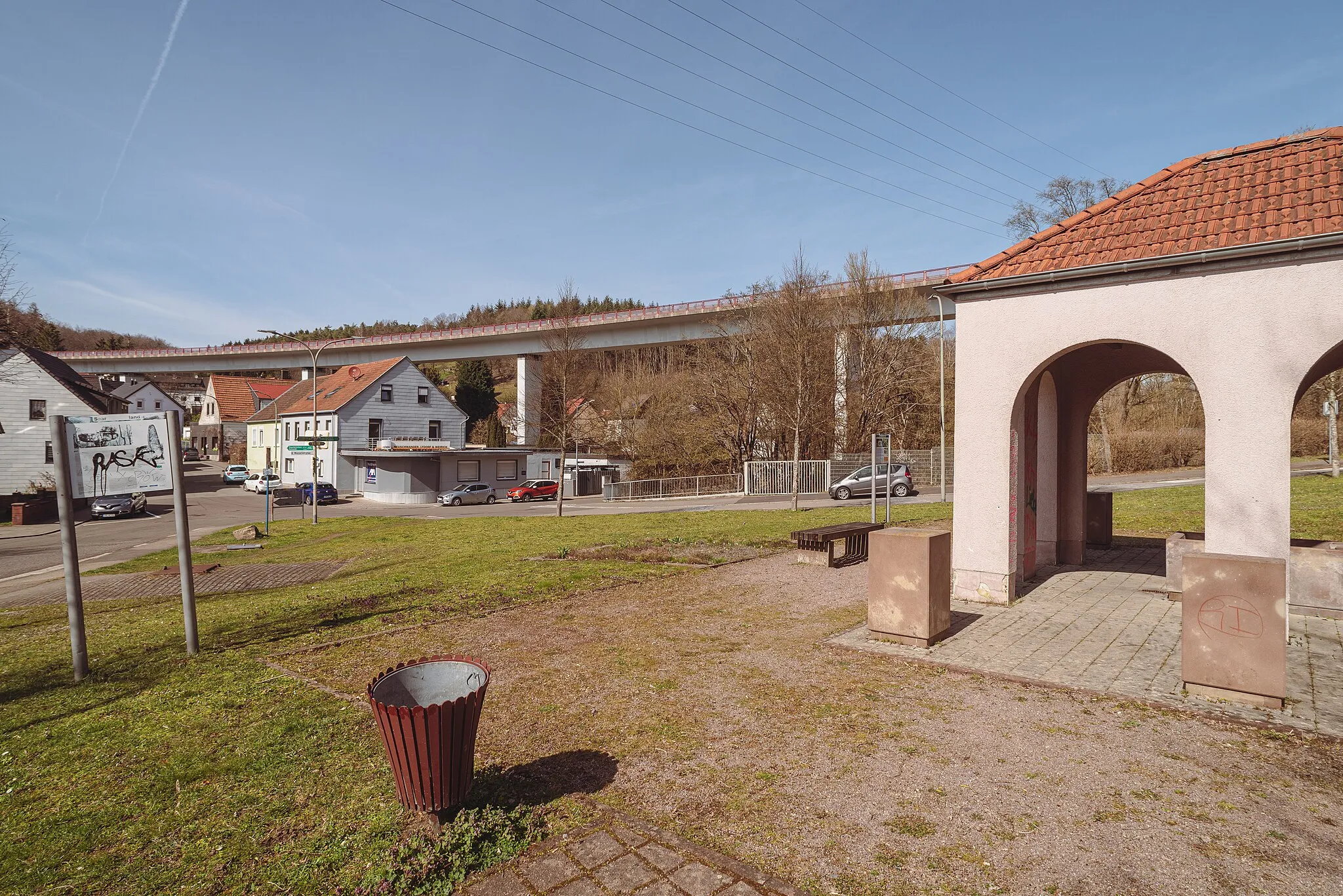 Photo showing: View on the valley bridge of Rentrisch. At the right border of the picture is a washing fountain.