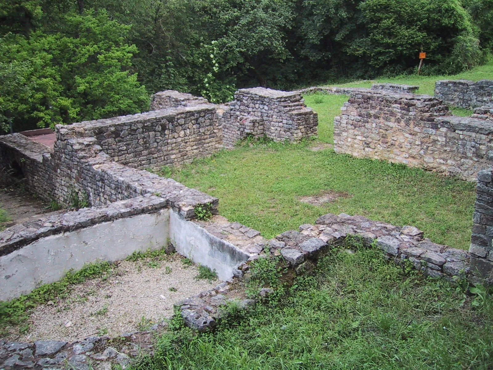 Photo showing: Ruine des römischen Quellheiligtums in Ihn