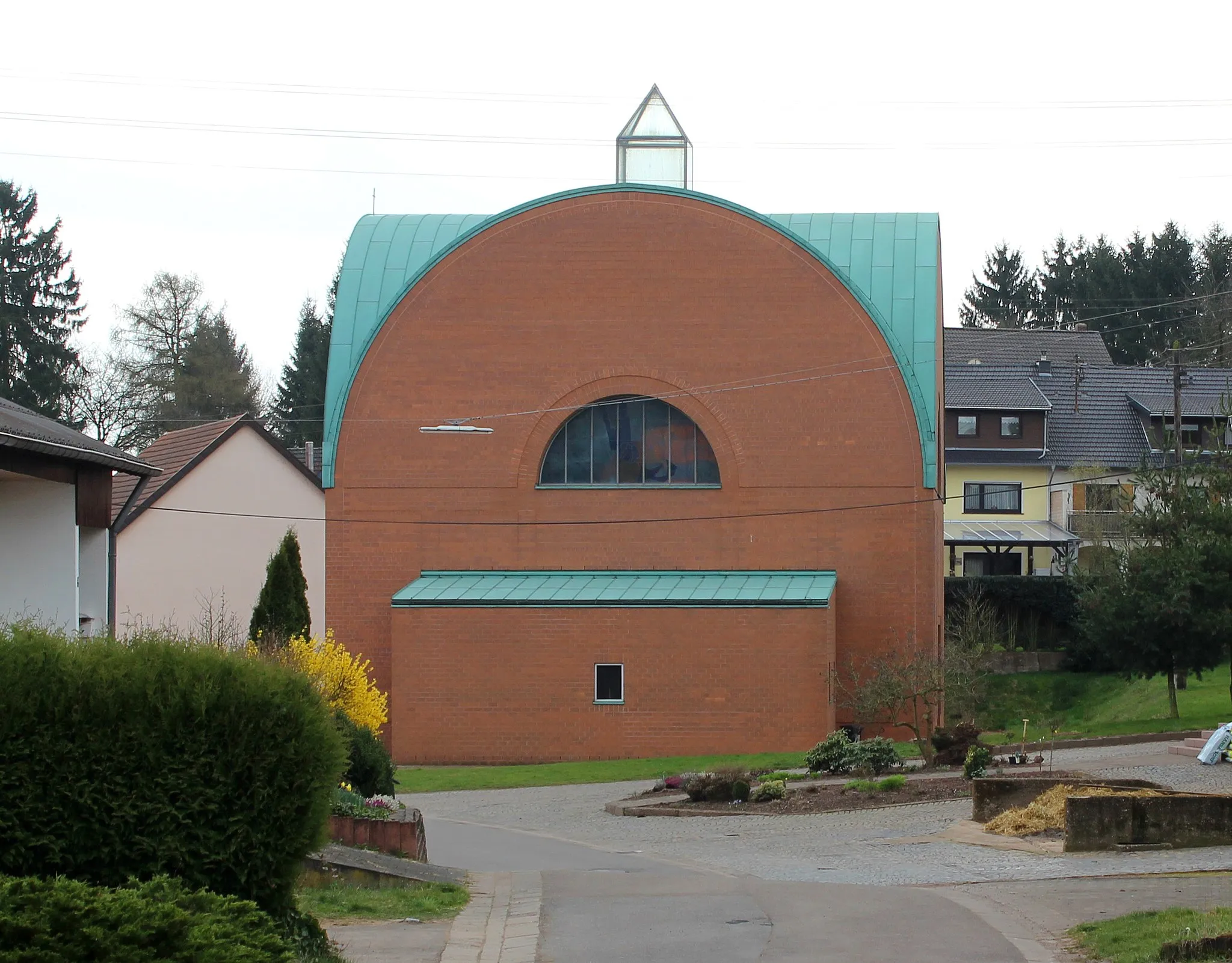 Photo showing: Die katholische Kirche Maria Königin in Obersalbach-Kurhof, Gemeinde Heusweiler, Regionalverband Saarbrücken, Saarland