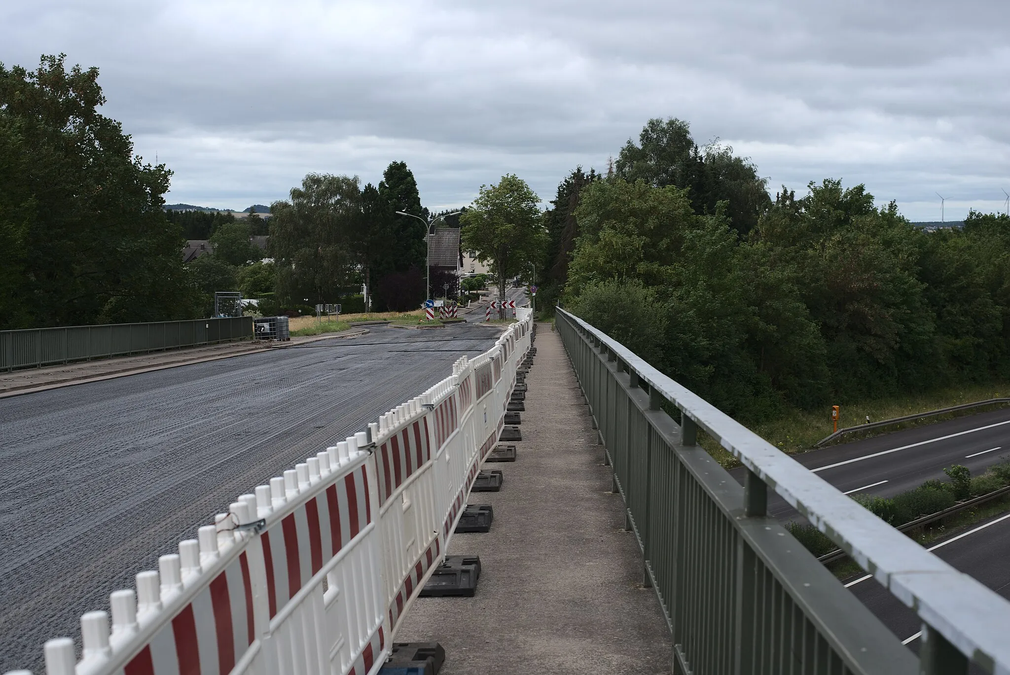 Photo showing: Blick die Brücke der Landstraße L 141 über die Bundesautobahn 8 in Heusweiler entlang. Sie wird gerade neu asphaltiert.