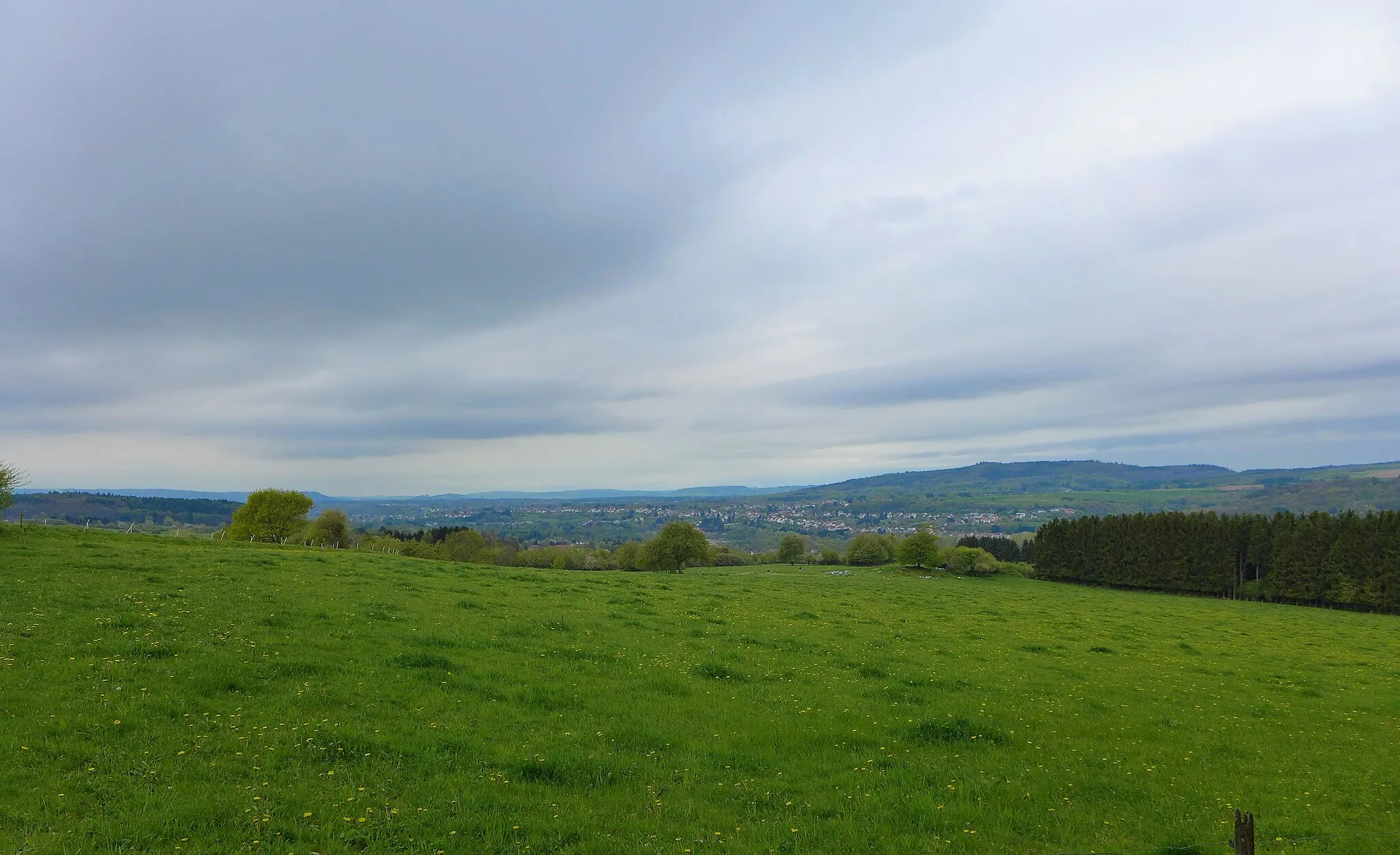 Photo showing: Blick vom Hoxberg auf den Litermont, das Nalbacher Tal und die Gauhöhen