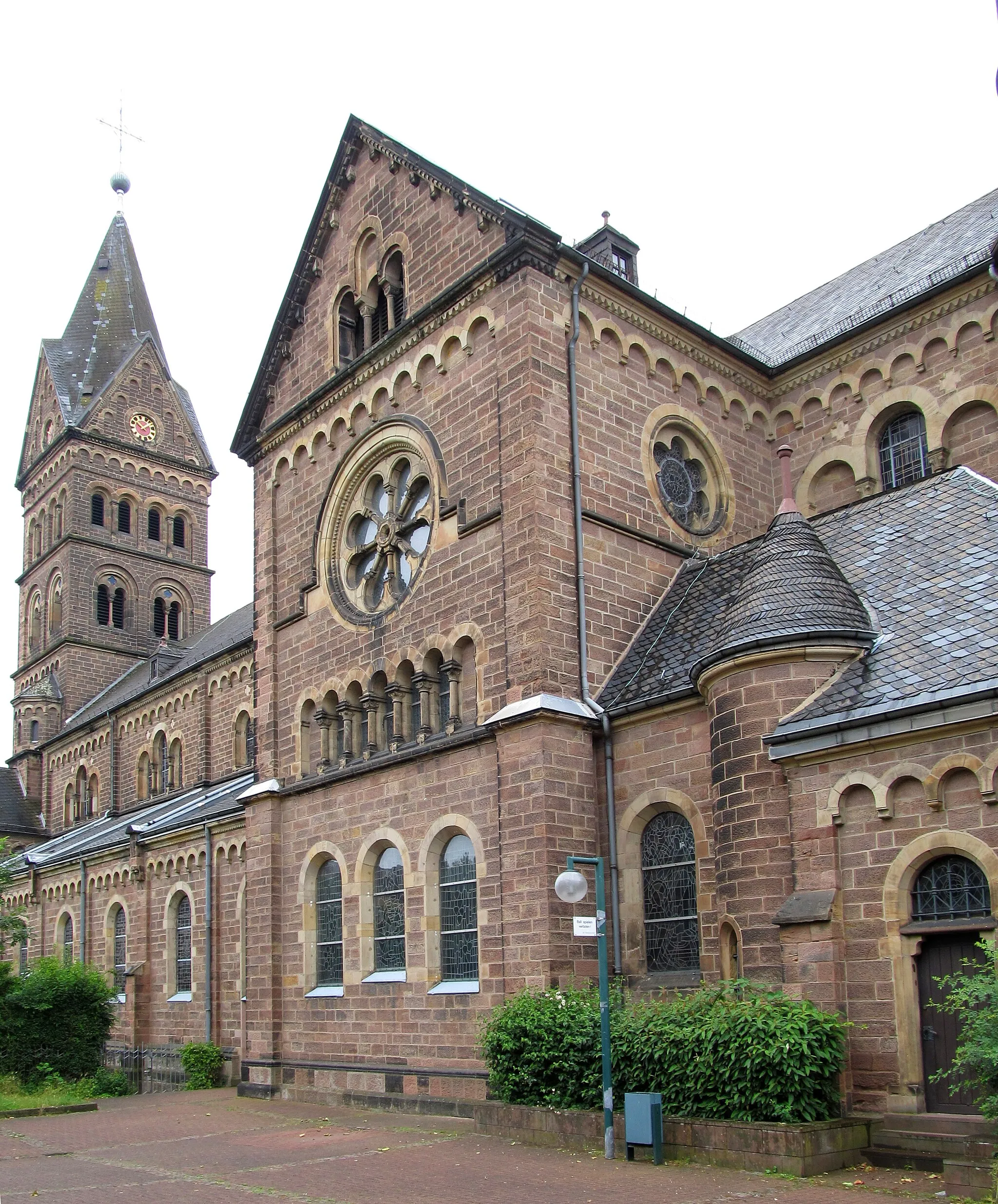 Photo showing: Südseite der katholischen Pfarrkirche St. Marien in Neunkirchen, Saarland