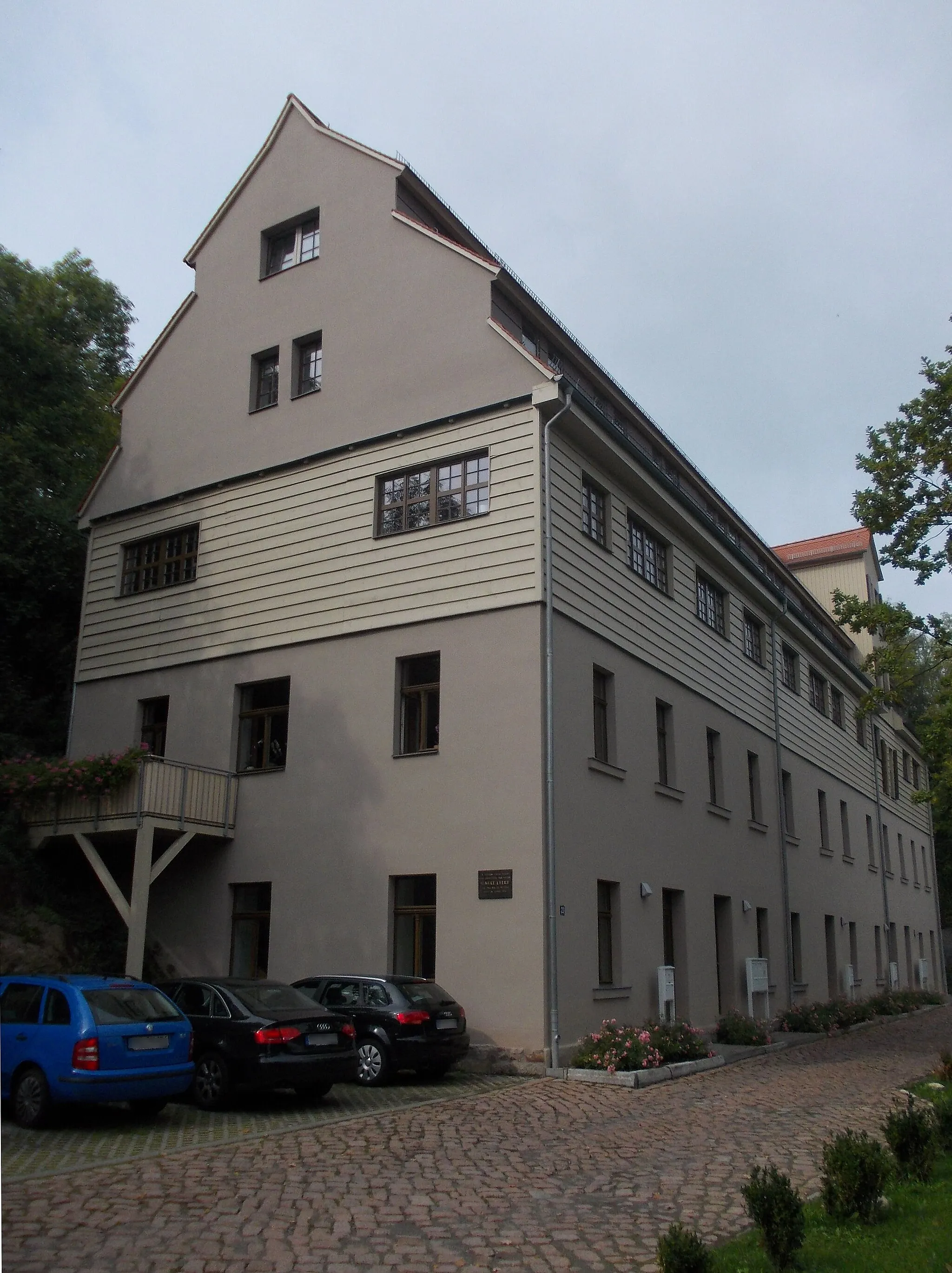 Photo showing: Building belonging to the former paper factory in Kröllwitz (Halle/Saale, Saxony-Anhalt). The painter Albert Ebert lived here from 1952 until his death in 1976.