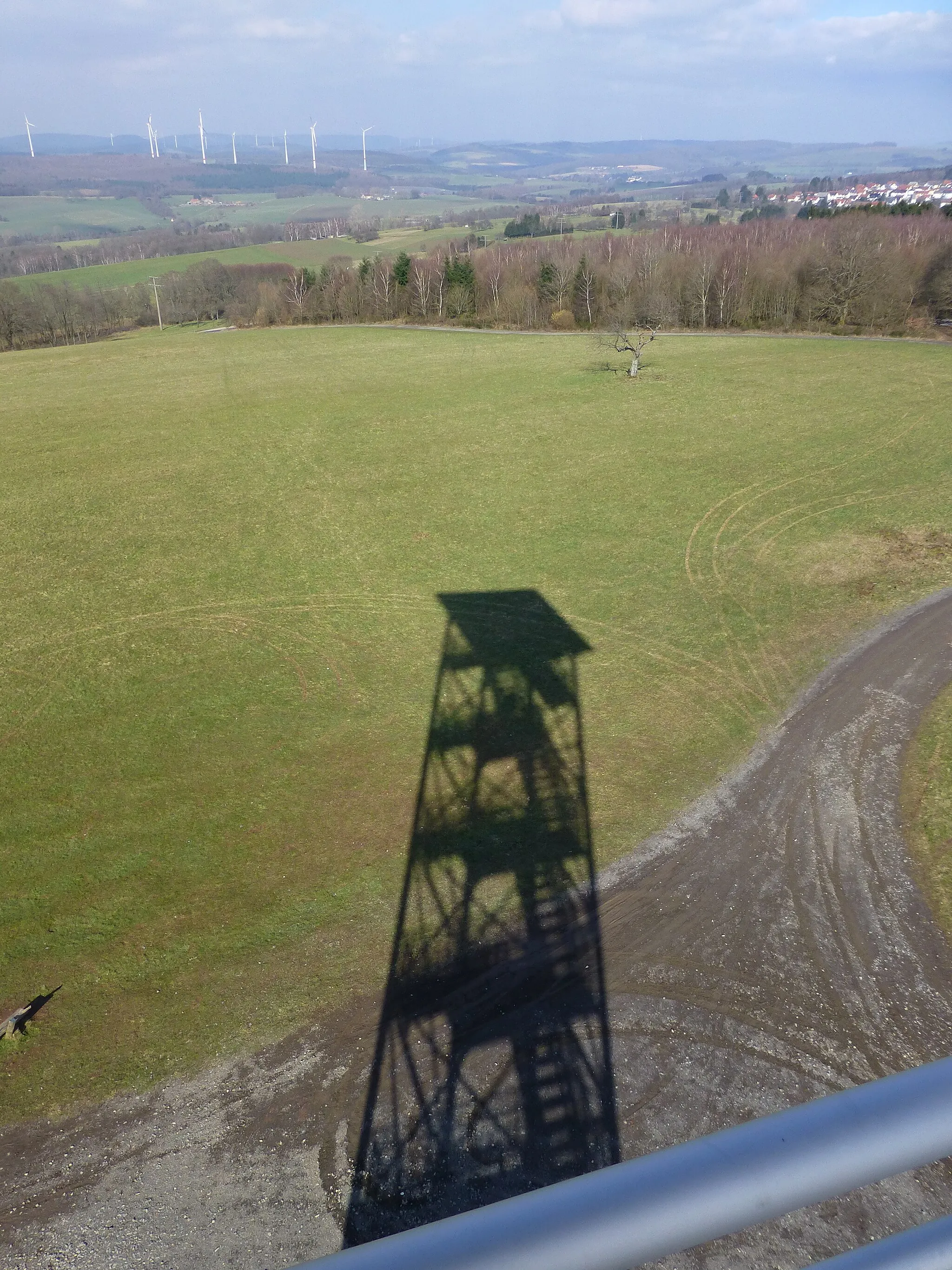 Photo showing: Blick von der Aussichtsplattform nach Nordnordosten; rechts der Ortsrand von Steinbach