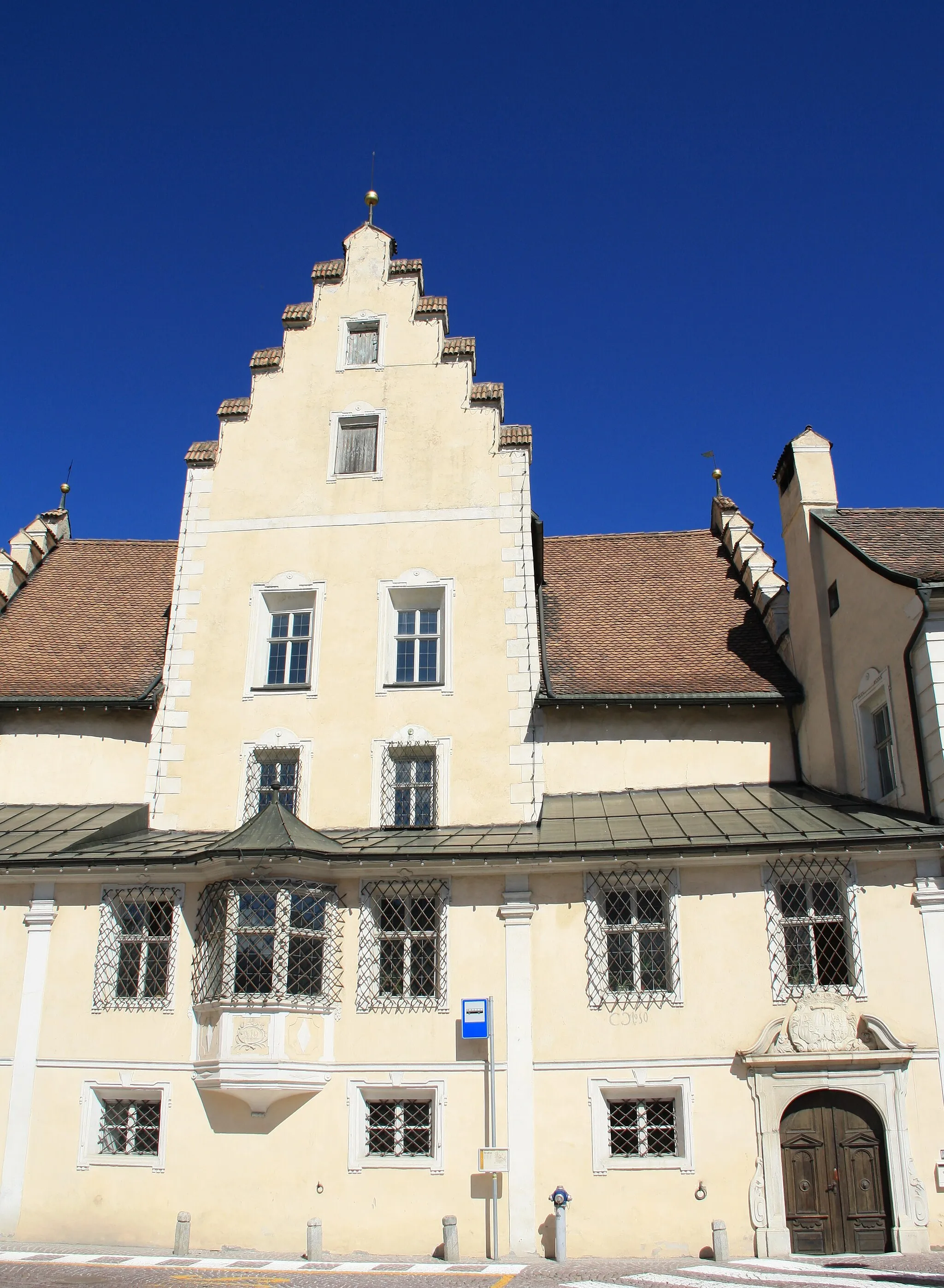 Photo showing: Italy, South Tyrol, Sterzing. Jöchlsturn is a late gothic palace purchased by the family Jöchl who restored it from 1443 until 1470. Extinct the Jöchls the palace was bought by Georg von Enzenberg in 1643.