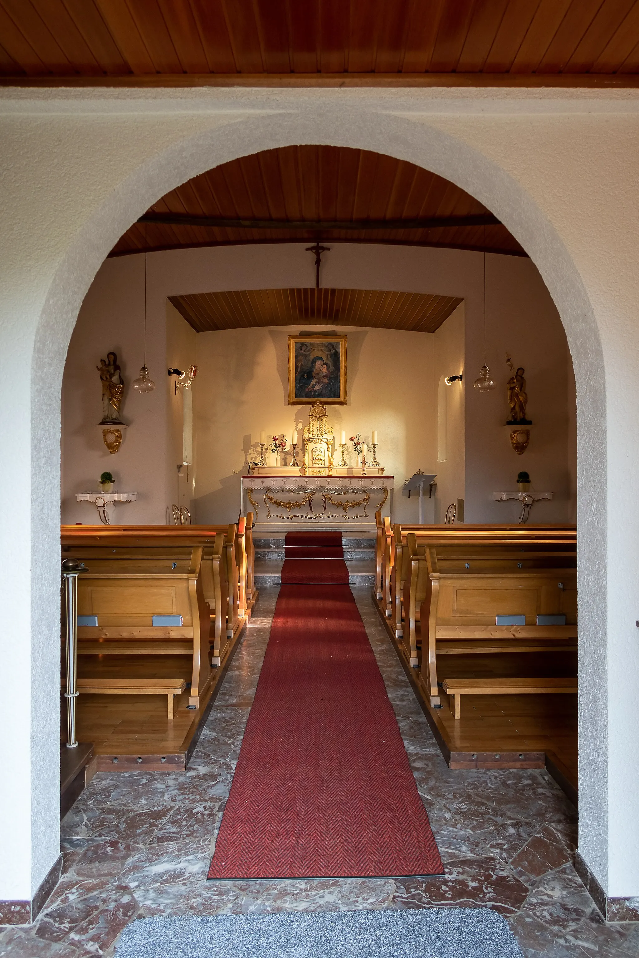 Photo showing: Muttergottesstatue und die Figur des hl. Johannes der Täufer aus dem 18. Jahrhundert.