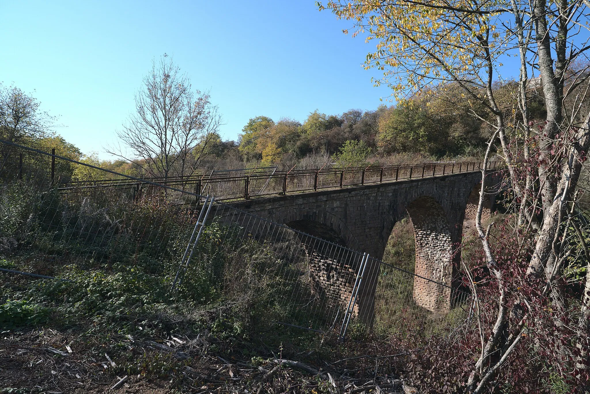 Photo showing: Blick zu der Straßenbrücke über die ehemalige Köllerbachtalbahn in Püttlingen. Sie ist gerade abgesperrt auf dem Foto.