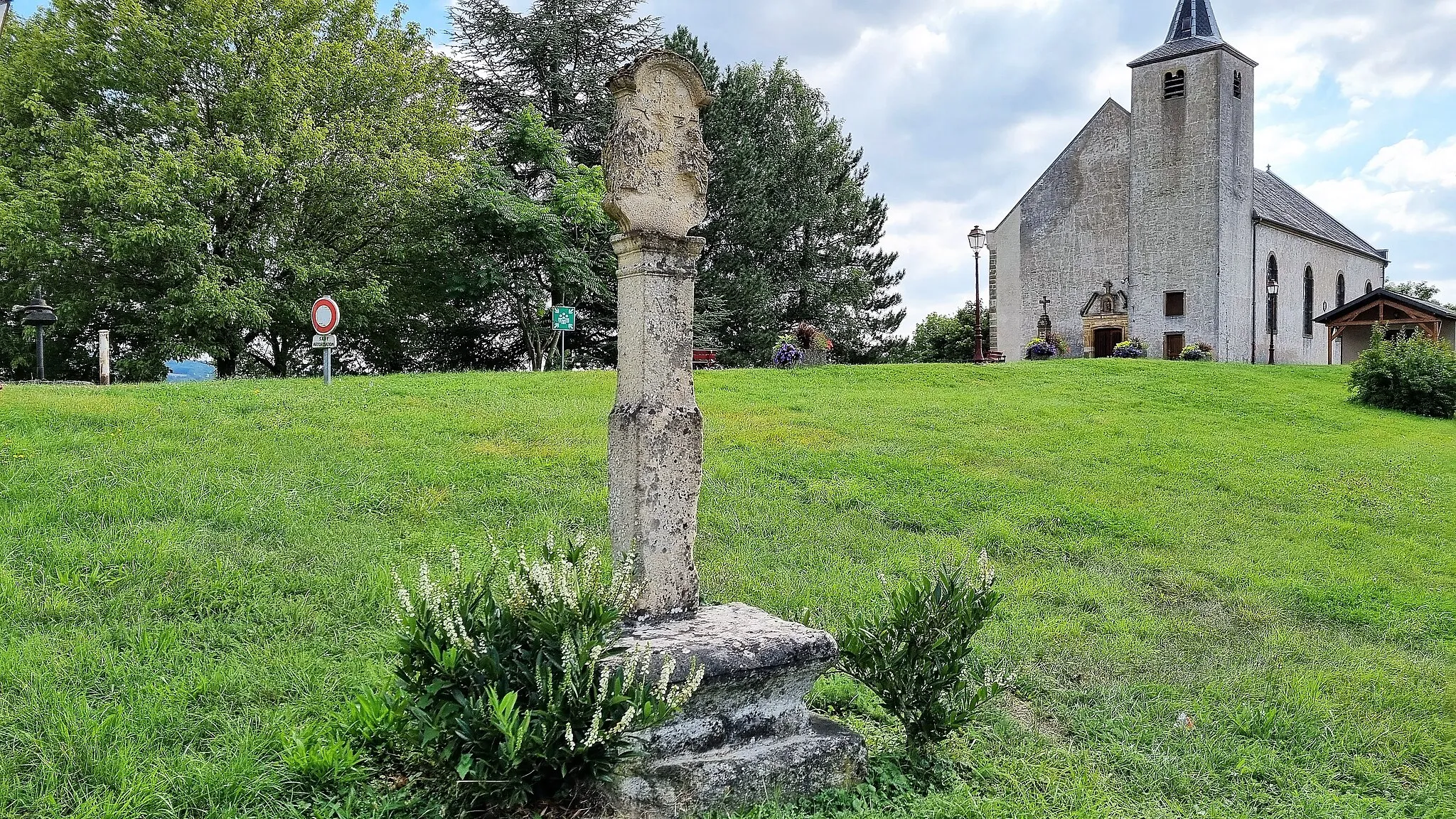 Photo showing: Haute-Kontz, commune française dans le département de la Moselle. Une croix de chemin.