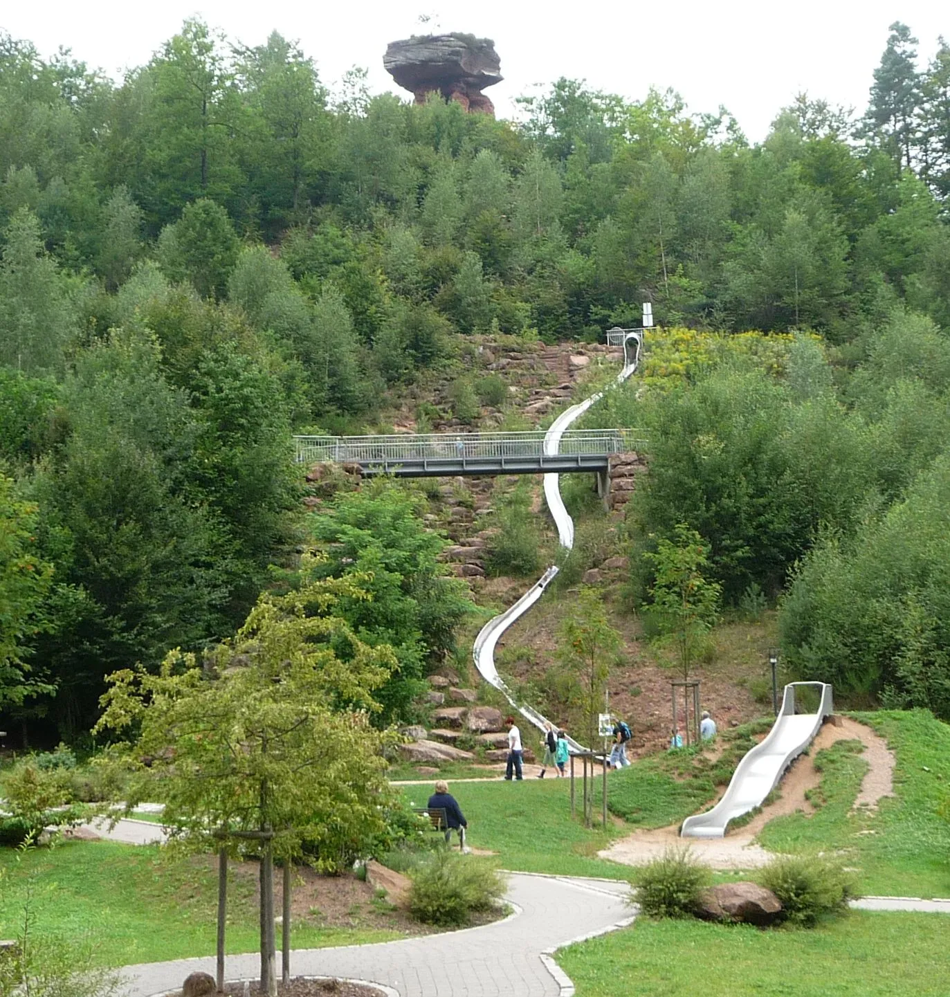 Photo showing: Der Erlebnispark Teufelstisch betont die Sichtachse zum Teufelstisch.