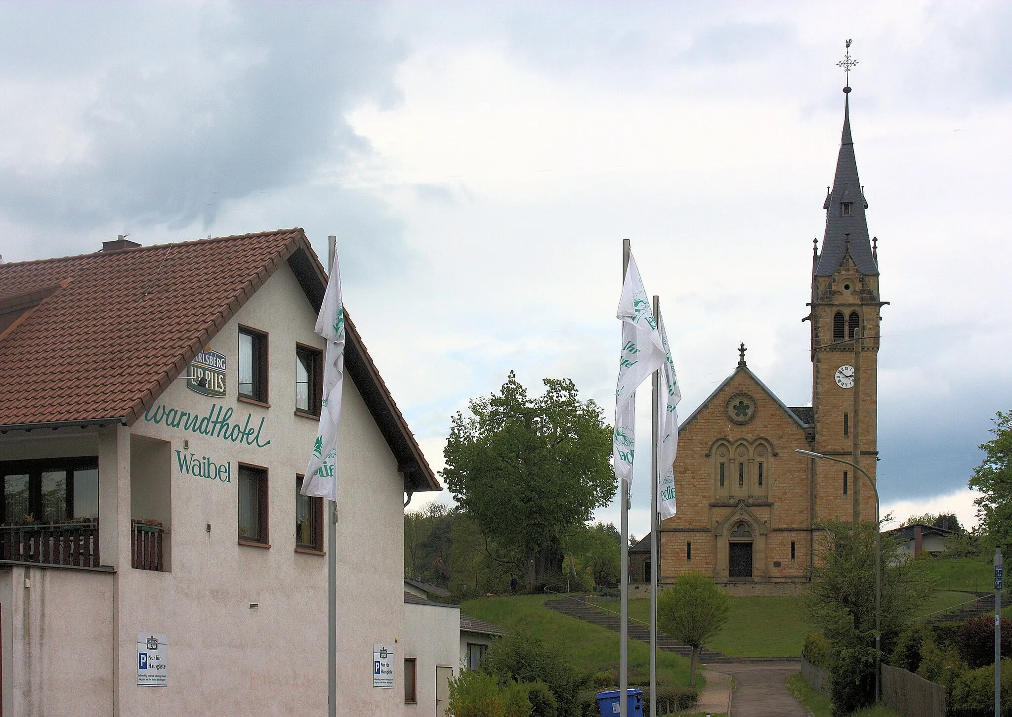 Photo showing: Karlsbrunn, Warndthotel and Protestant church