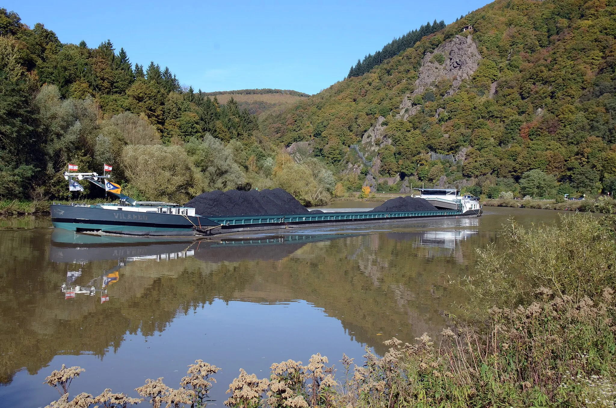 Photo showing: Saar river with coal ship at 18 October 2014