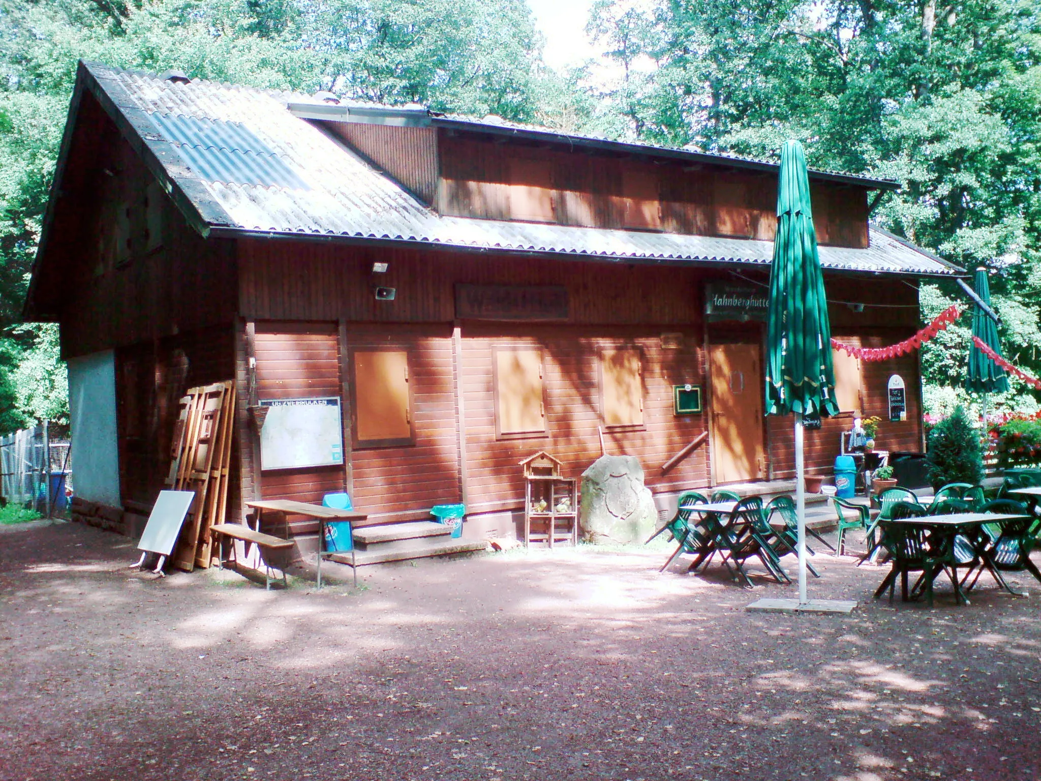 Photo showing: Die Hahnberghütte bei Niederauerbach.