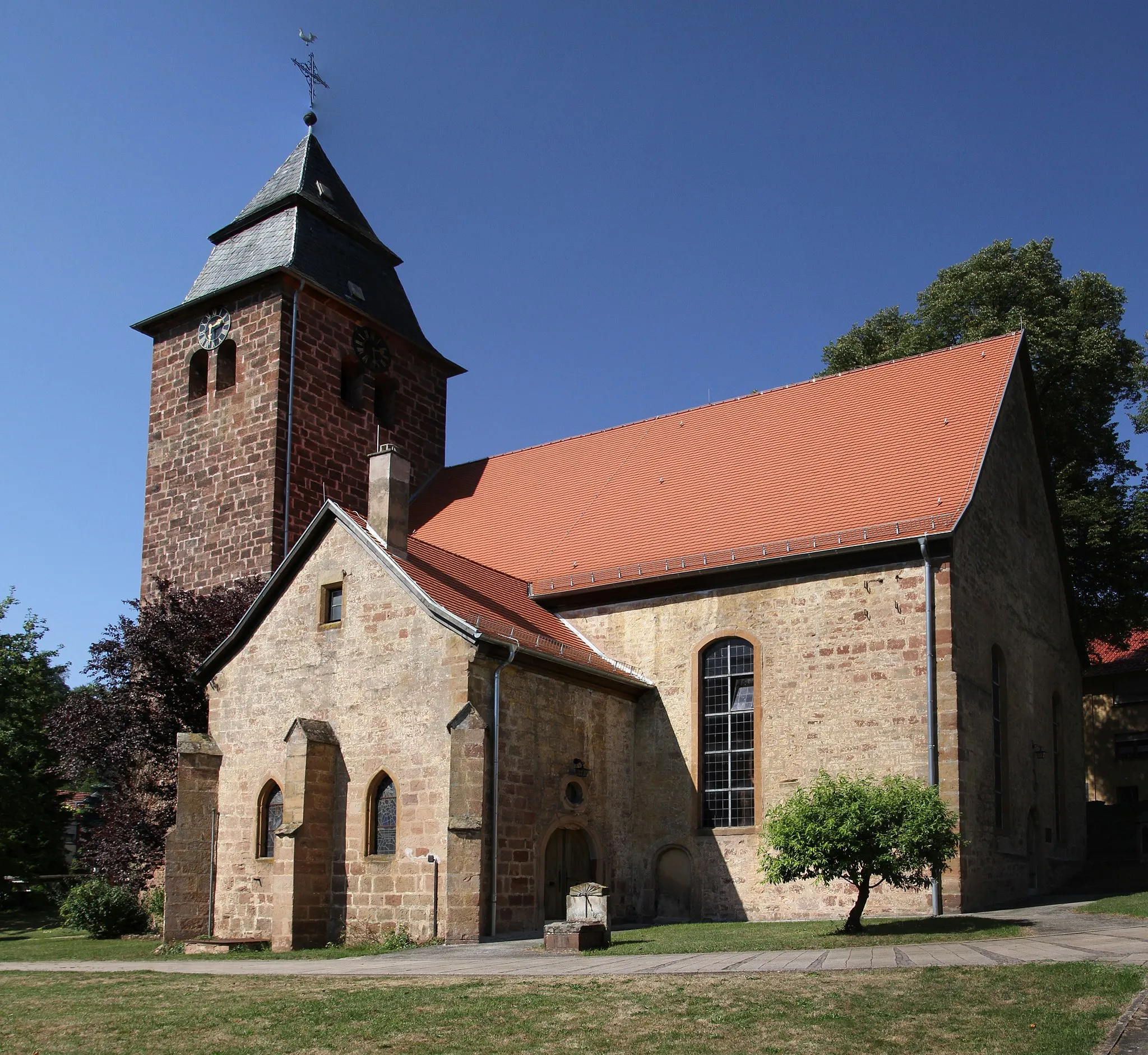 Photo showing: Thaleischweiler, Hauptstraße 59; protestantische Kirche; Saalbau, bezeichnet 1619 und 1620, Unterbau des Westturms sowie Teile der Wände und Arkaden des Vorgängerbaus, zweite Hälfte des 13. Jahrhunderts; Gesamtanlage mit Kirchhof mit Grabsteinen des 18. und 19. Jahrhunderts und Pfarrhaus.