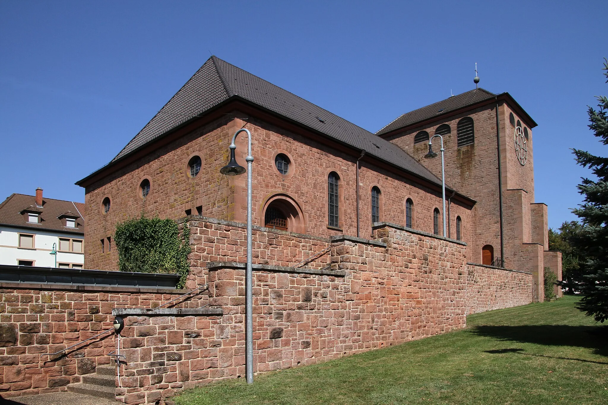 Photo showing: Thaleischweiler, Marienstraße 4; katholische Pfarrkirche St. Margareta; romanisierender Saalbau, 1928–31, Architekt Albert Boßlet, Würzburg.