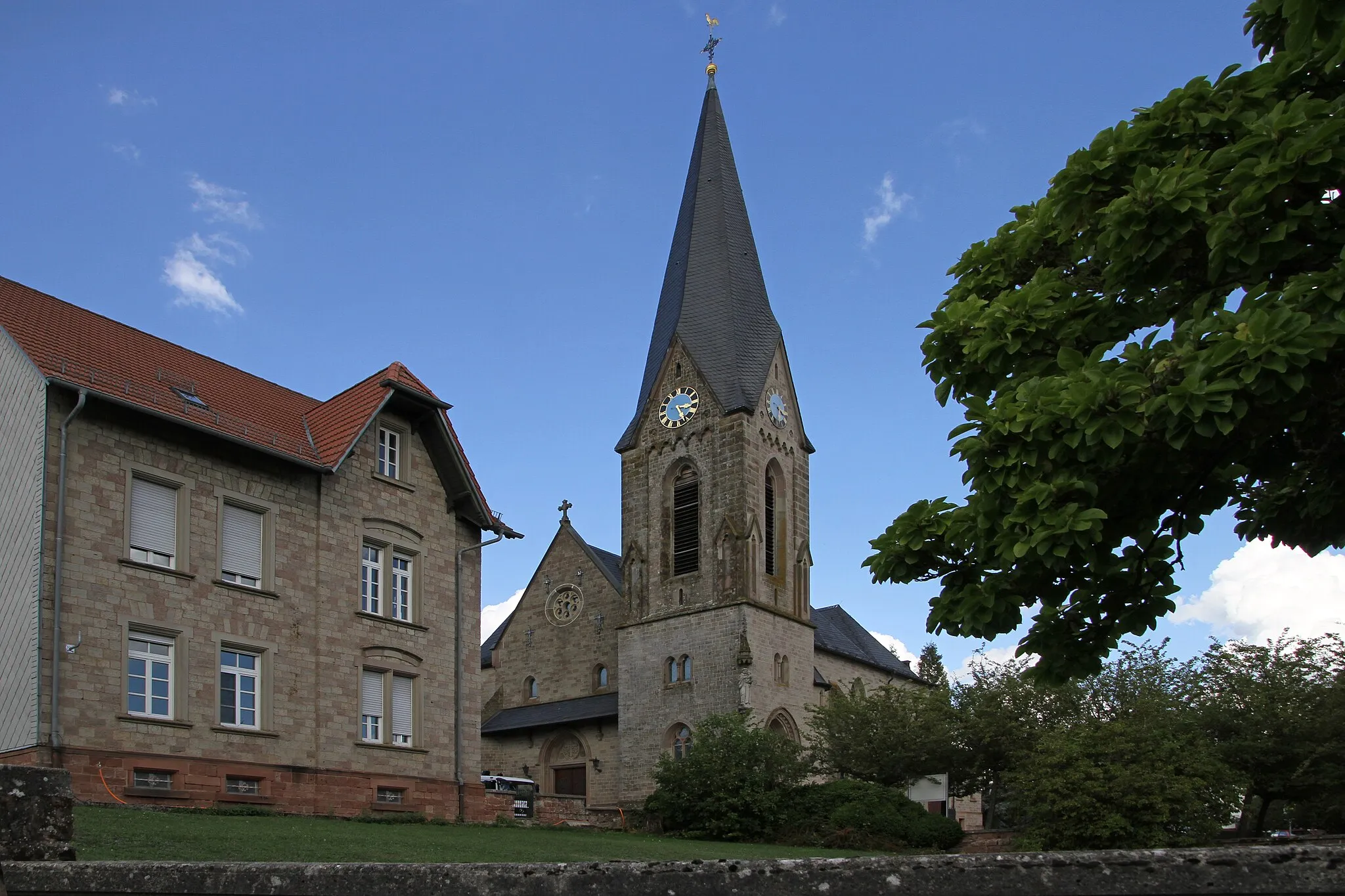 Photo showing: Maßweiler, Luitpoldstraße 13/15; katholische Pfarrkirche St. Antonius; neufrühgotische Sandsteinhalle. Pfarrhaus, Bruchsteinbau, 1898/99.