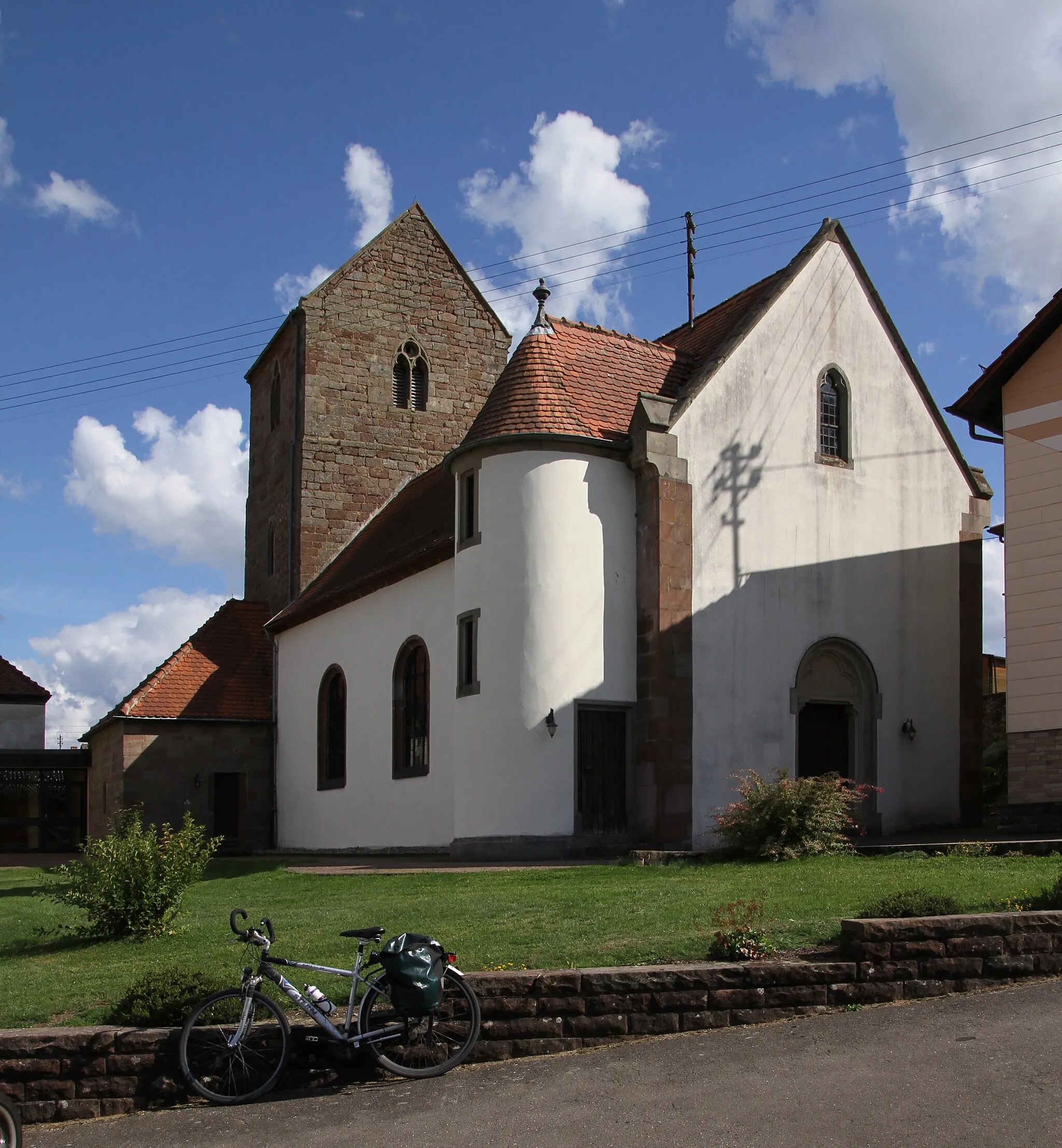 Photo showing: Maßweiler, Rosenhofstraße 5; evangelische Pfarrkirche; romanischer Turmbau um 1200, frühgotischer Umbau des Turms, spätgotische Sakristei, Schiff 1785/86, neugotische Giebelfront und Treppenturm, 1896.