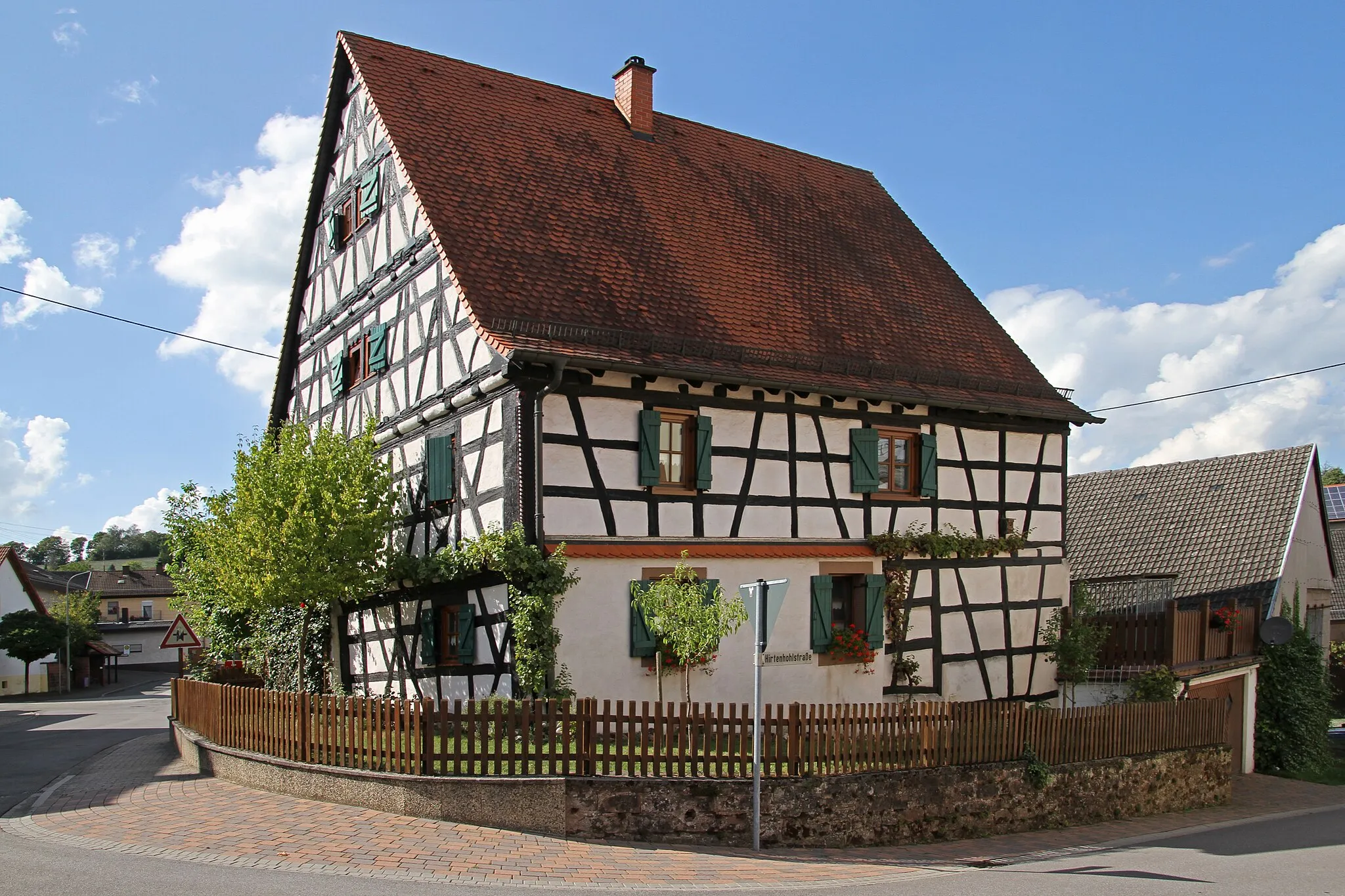 Photo showing: Maßweiler, Hauptstraße 25; Fachwerkhaus, teilweise massiv, 18. Jahrhundert.