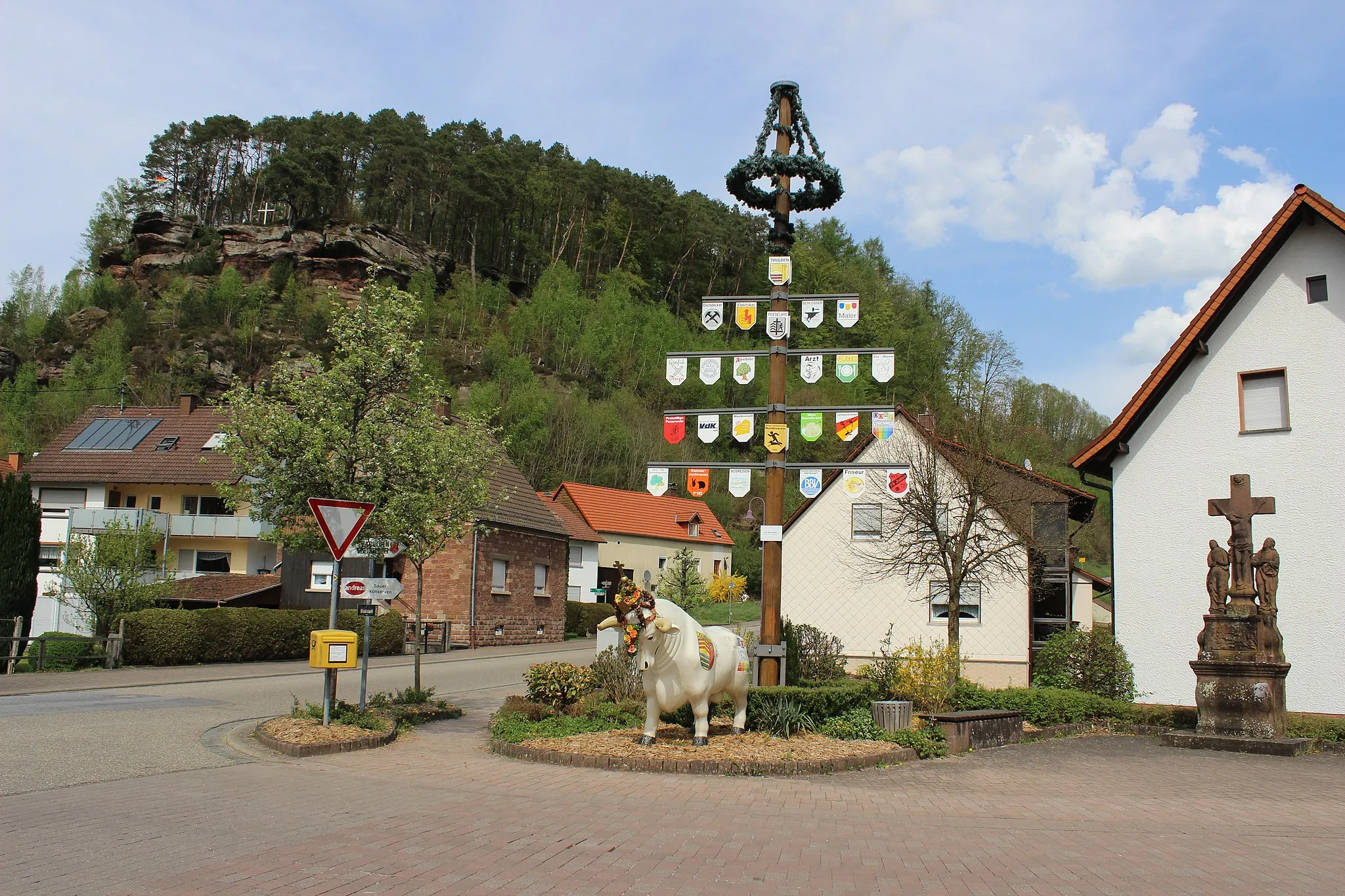 Photo showing: Ortseingang von Trulben mit Krappenfelsen, Zunftbaum und Kreuzigungsgruppe