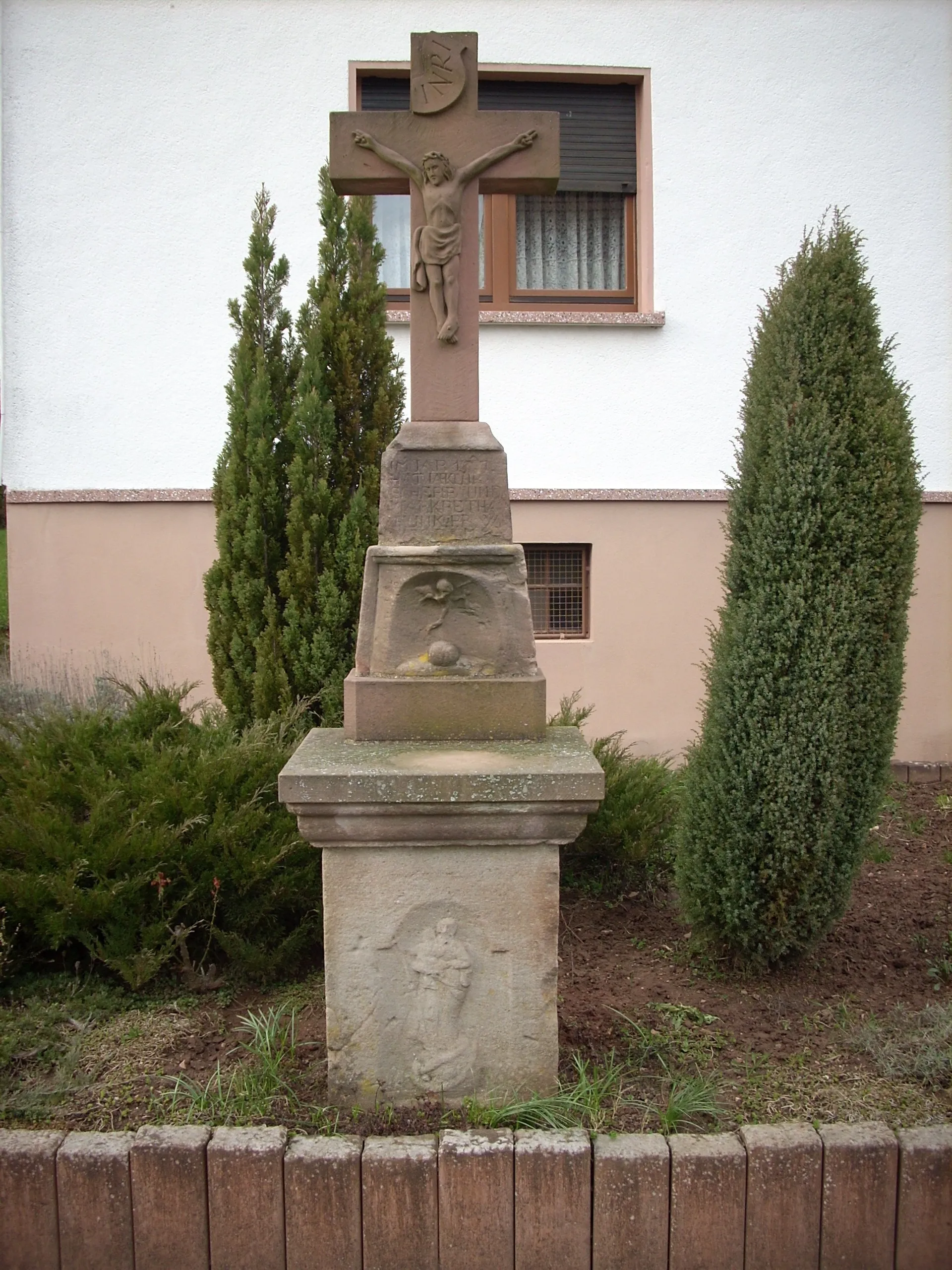Photo showing: Flurkreuz aus dem ersten Viertel des 19. Jahrhunderts in Oberthal (Saar), Groniger Straße 24; Siehe auch: Liste der Baudenkmäler in Oberthal