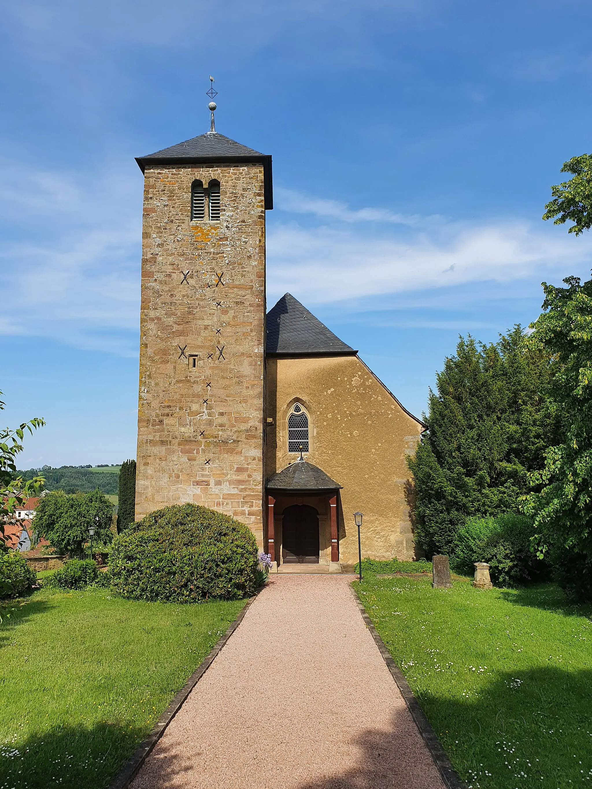 Photo showing: Glockenturm, um 1075, Saalbau mit Krüppelwalmdach, wohl aus dem 16. Jahrhundert, Umbau 1714/15; Ausstattung, Stumm-Orgel von 1820/22