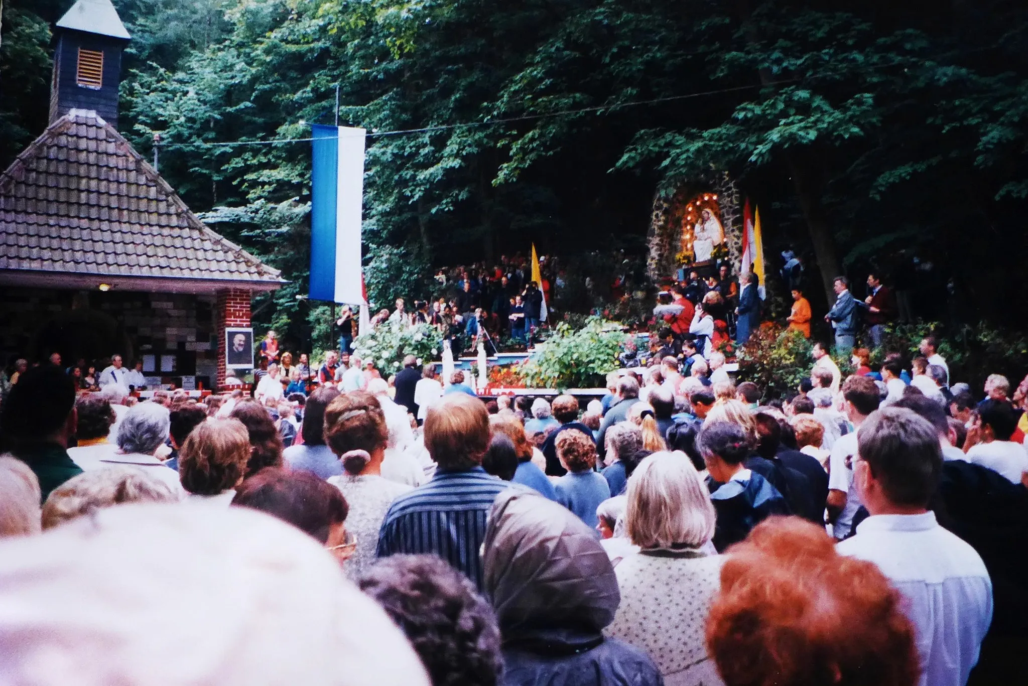 Photo showing: Die marianische Gebetsstätte im Härtelwald mit Kapelle und Mariengrotte am 8. August 1999 während der angeblich erneuten Marienerscheinungen