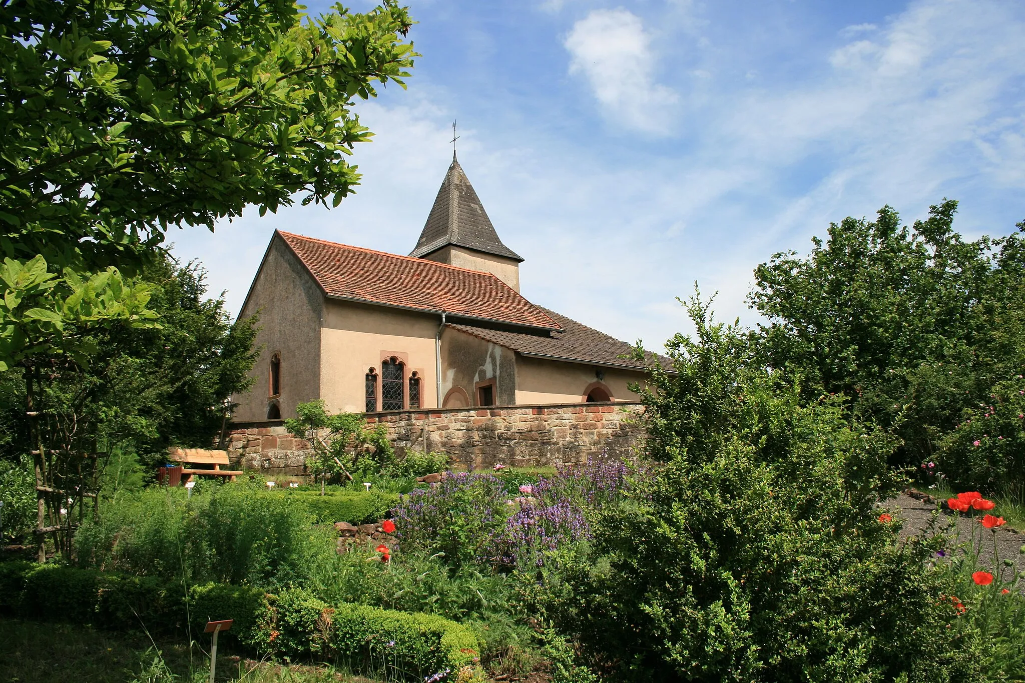 Photo showing: St. Willibrordus Kapelle mit Kräutergarten in Siersburg