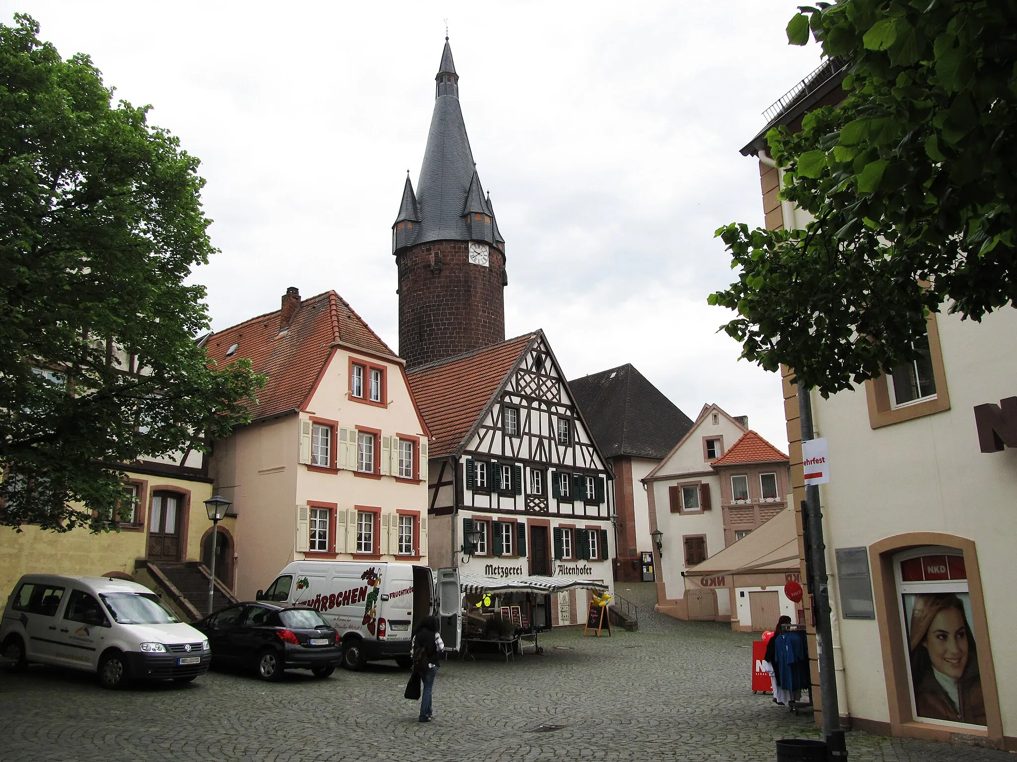 Photo showing: Rathausplatz Ottweiler, im Hintergrund der "Alte Turm"
