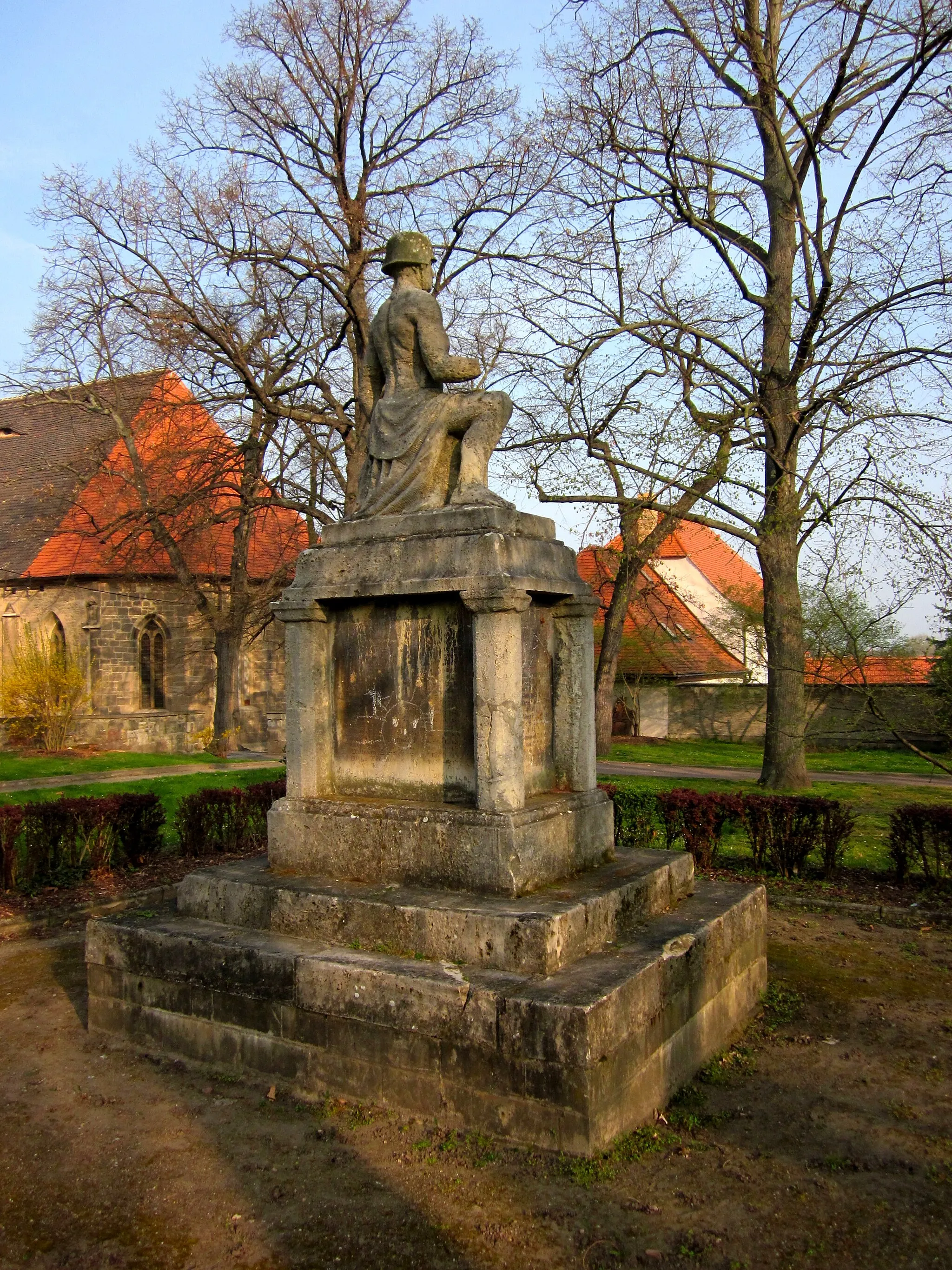 Photo showing: Denkmal für die Gefallenen des Ersten Weltkriegs im Stadtpark (ehemaliger Friedhof) in Mücheln (Geiseltal)