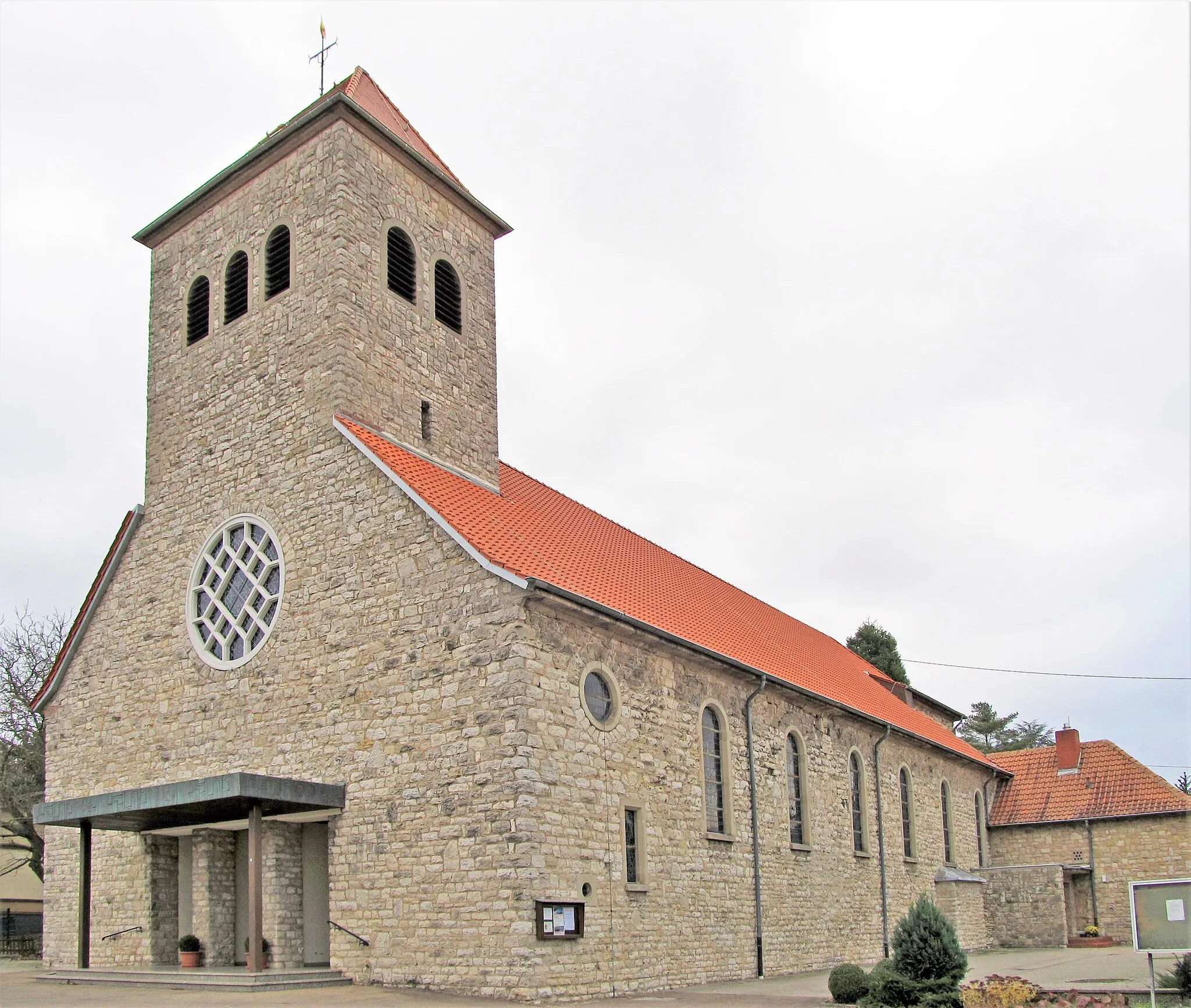 Photo showing: Die katholische Pfarrkirche St. Lukas in Bliesransbach, einem Ortsteil der Gemeinde Kleinblittersdorf, Saarland