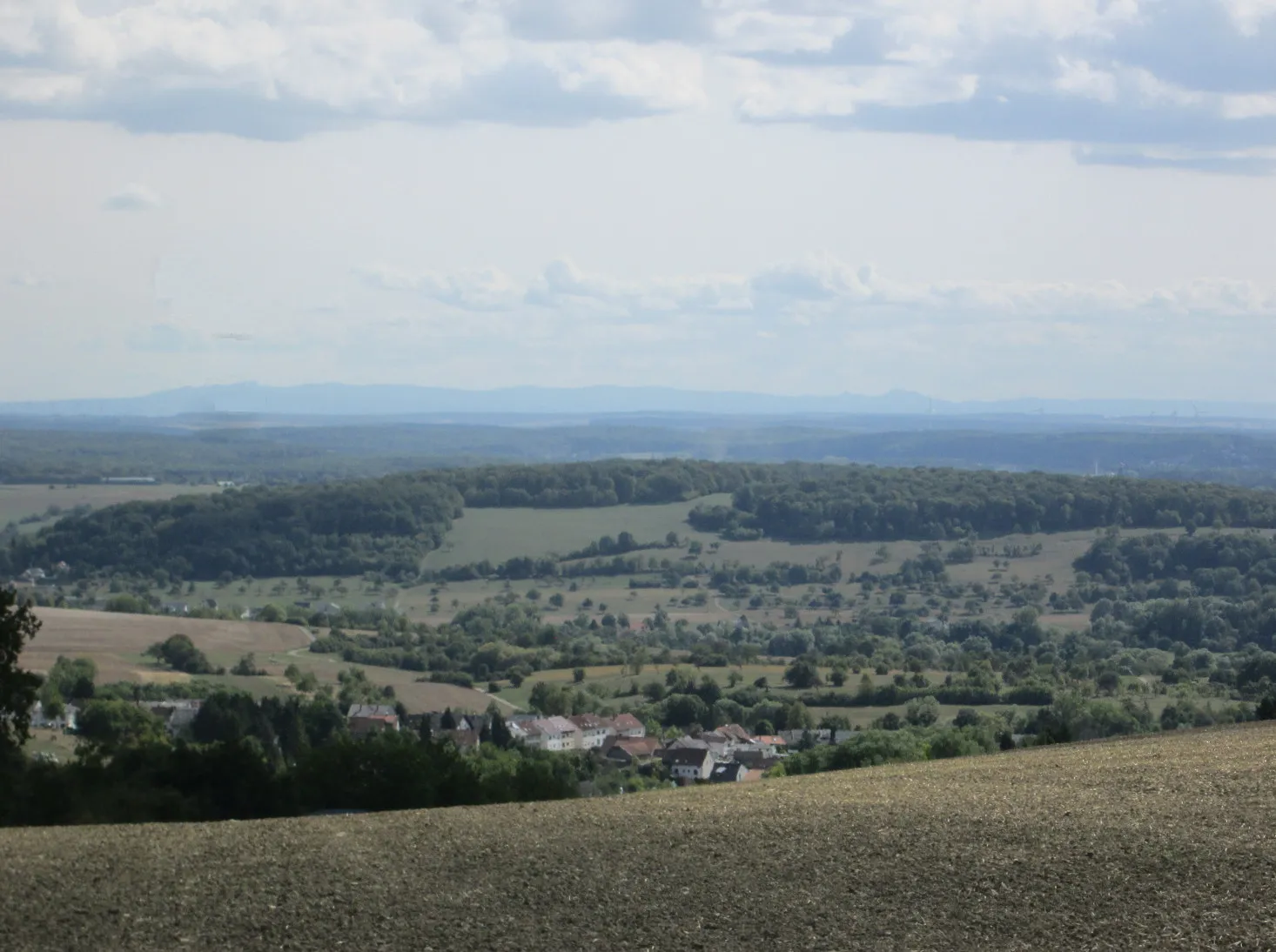 Photo showing: Fernblick über Bliesransbach auf die Nordvogesen, deutlich im rechten Bilddrittel der Donon