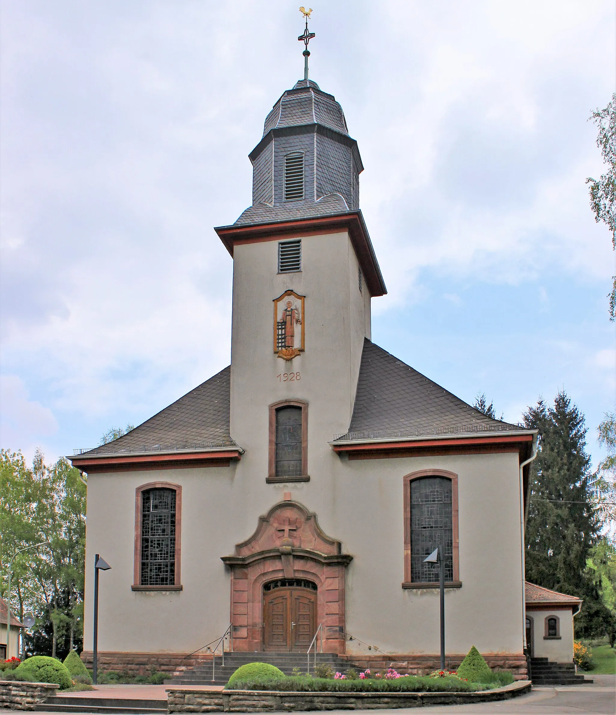 Photo showing: Die katholische Pfarrkirche St. Laurentius in Welschbach, einem Ortsteil der Gemeinde Illingen, Landkreis Neunkirchen, Saarland