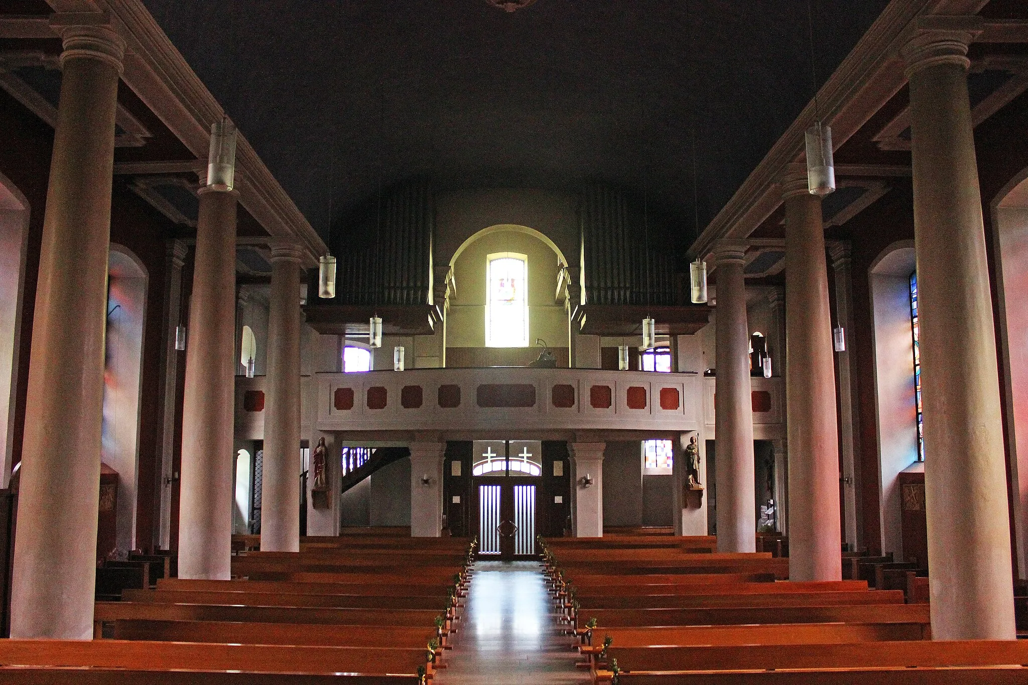 Photo showing: Blick ins Innere der katholischen Pfarrkirche St. Laurentius in Welschbach, einem Ortsteil der Gemeinde Illingen, Landkreis Neunkirchen, Saarland