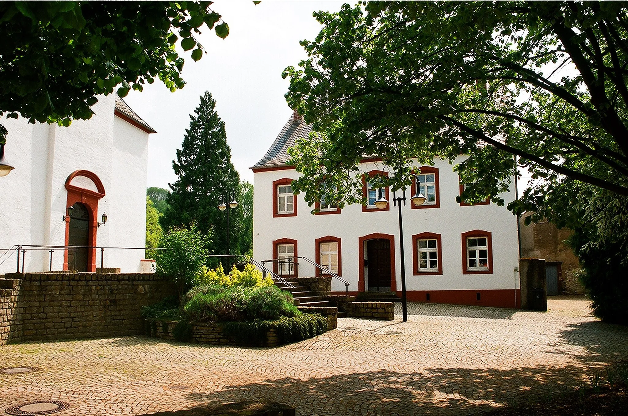 Photo showing: Nennig (Perl), square in front of the village church