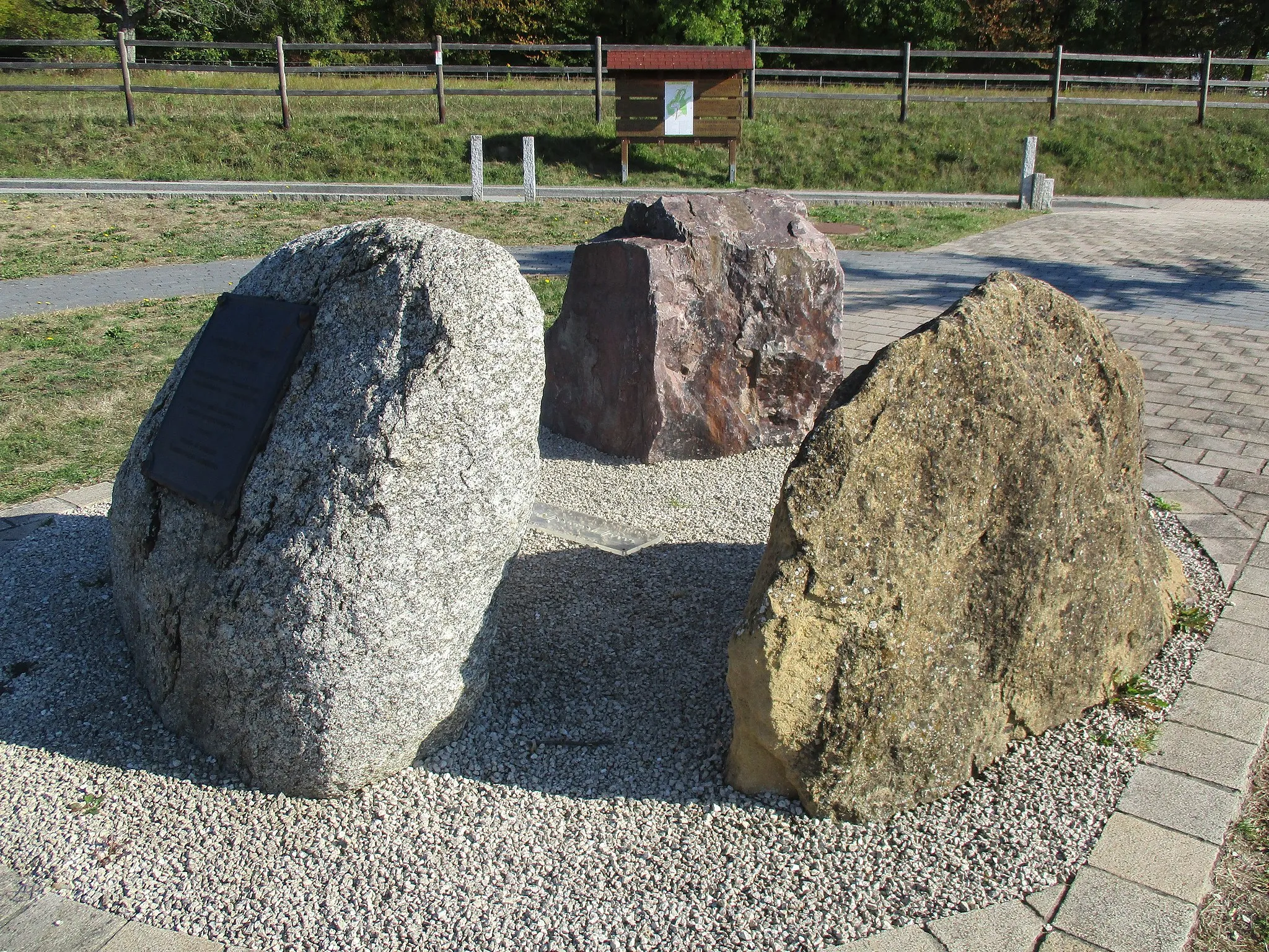 Photo showing: 3 pierres de contées différentes pour symboliser la fin des frontières.