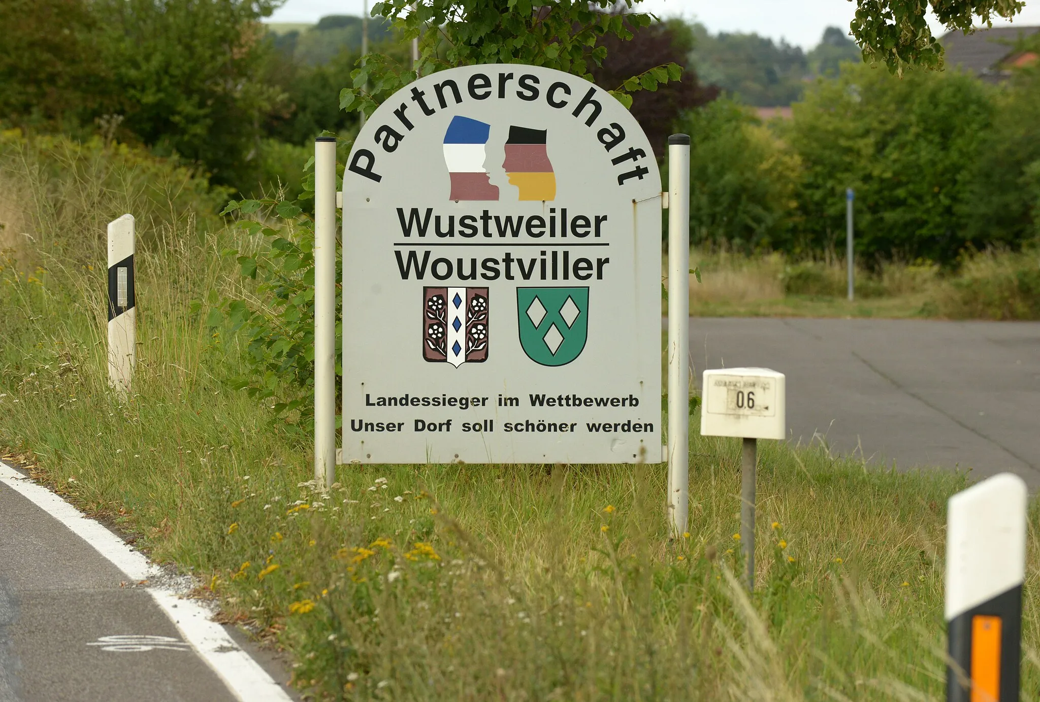 Photo showing: Informationstafel in Wustweiler über die Städtepartnerschaft mit Woustviller. Wustweiler, Gemeinde Illingen, Saarland/ Deutschland (2020).