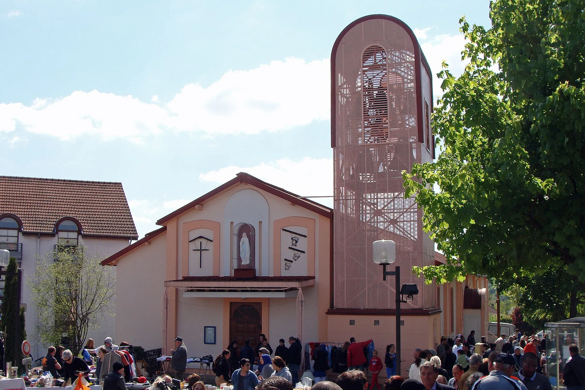 Photo showing: Cocheren, église catholique avenue de Ditschviller et marché aux puces, 4 avril 2014