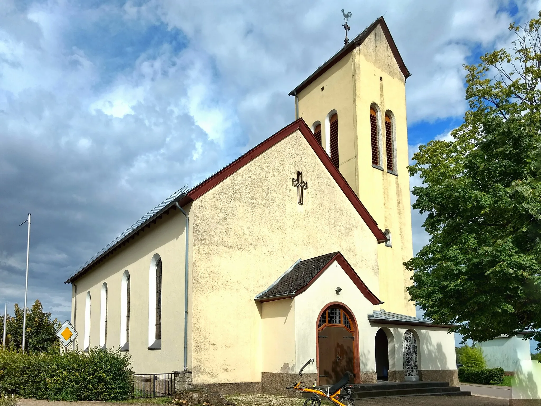 Photo showing: Kirche Biringen