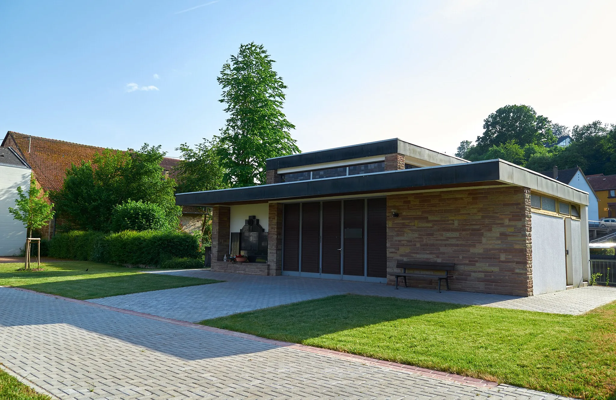 Photo showing: Die Leichenhalle auf dem Friedhof in Mechern.