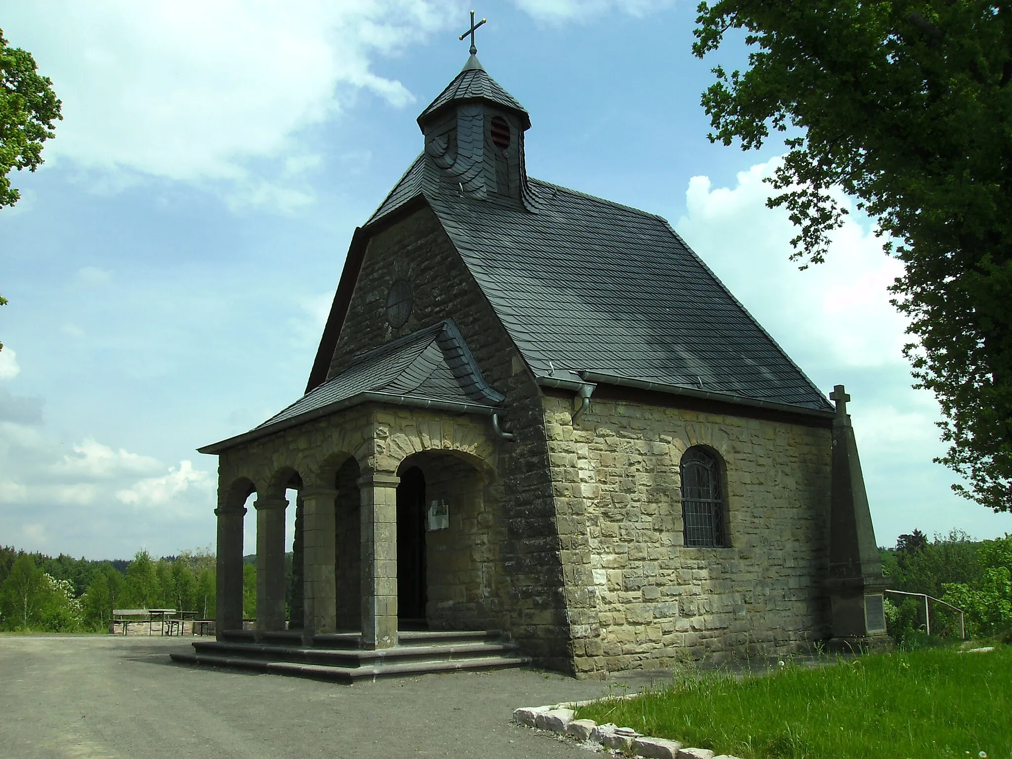Photo showing: Hofgut Imsbach: restaurierte Kapelle mit Grab des napoleonischen Offiziers Charles Louis Narcisse Lapointe
