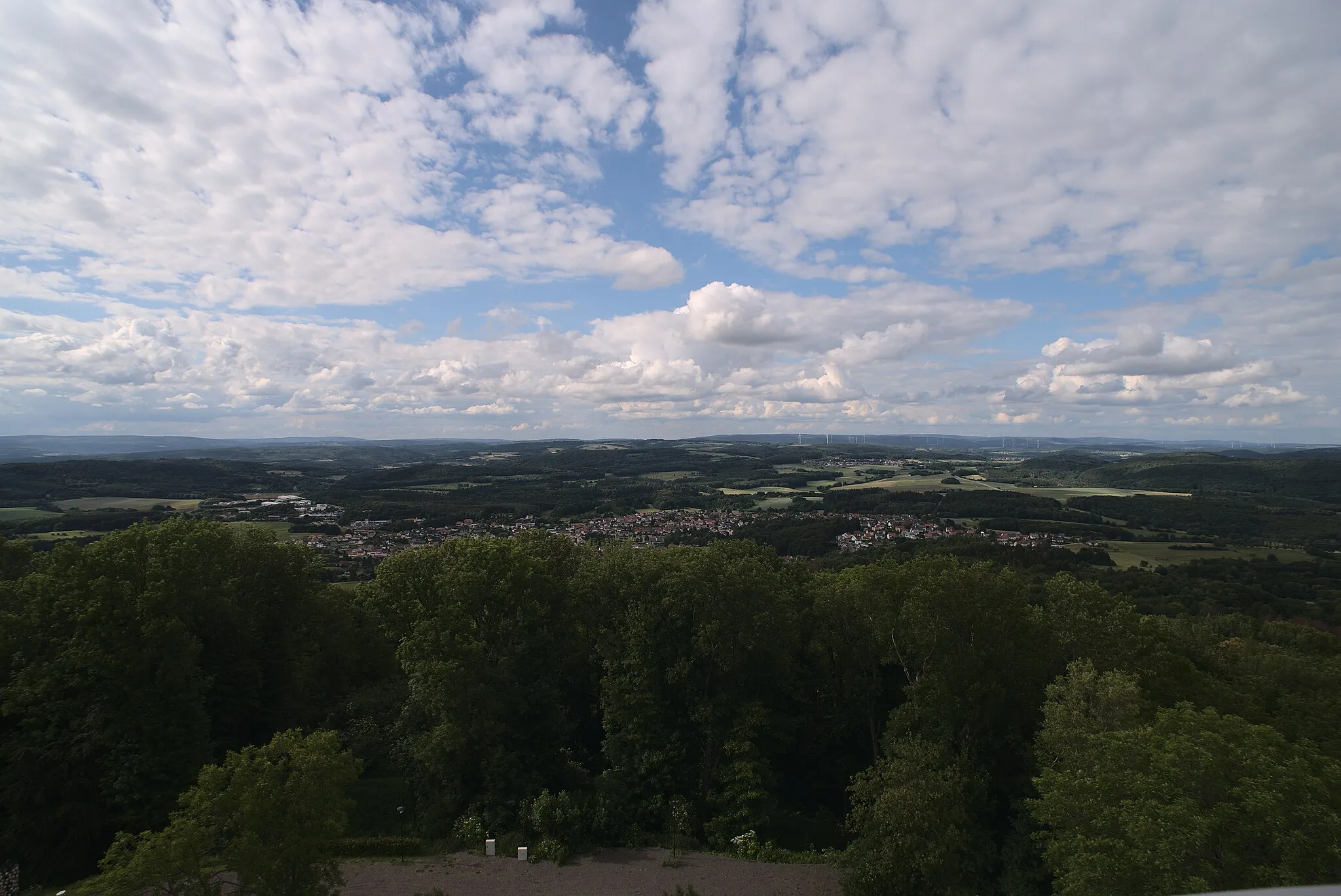 Photo showing: Ausblick vom Schaumbergturm in Richtung Norden, unter anderem auf das umliegende Landschaftsschutzgebiet L 2.06.03. Dahinter befindet sich die Gemeinde Theley.