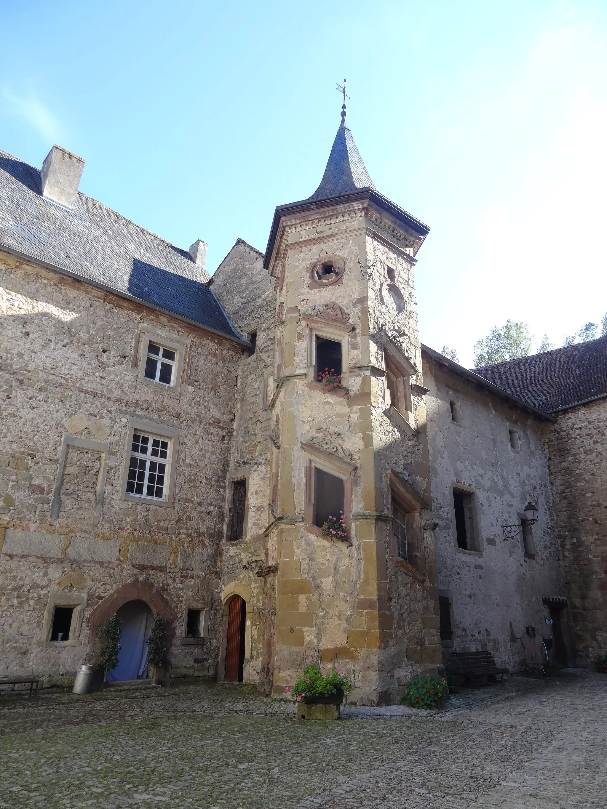 Photo showing: Cour du château Saint-Sixte