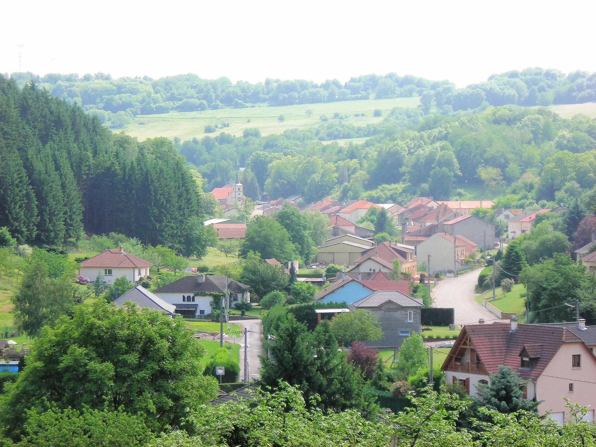 Photo showing: Panorama du village de Bisten-en-Lorraine (Lorraine, France) depuis le bout de le chemin venant de la chapelle de Varsberg.