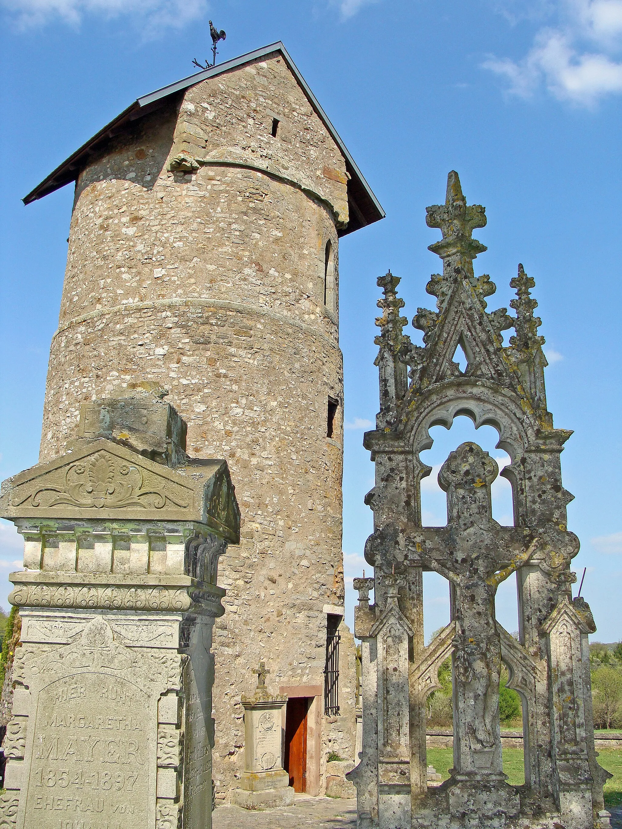 Photo showing: Tour romane (chapelle catholique du cimetière) du XIIe de Farschviller (Moselle)