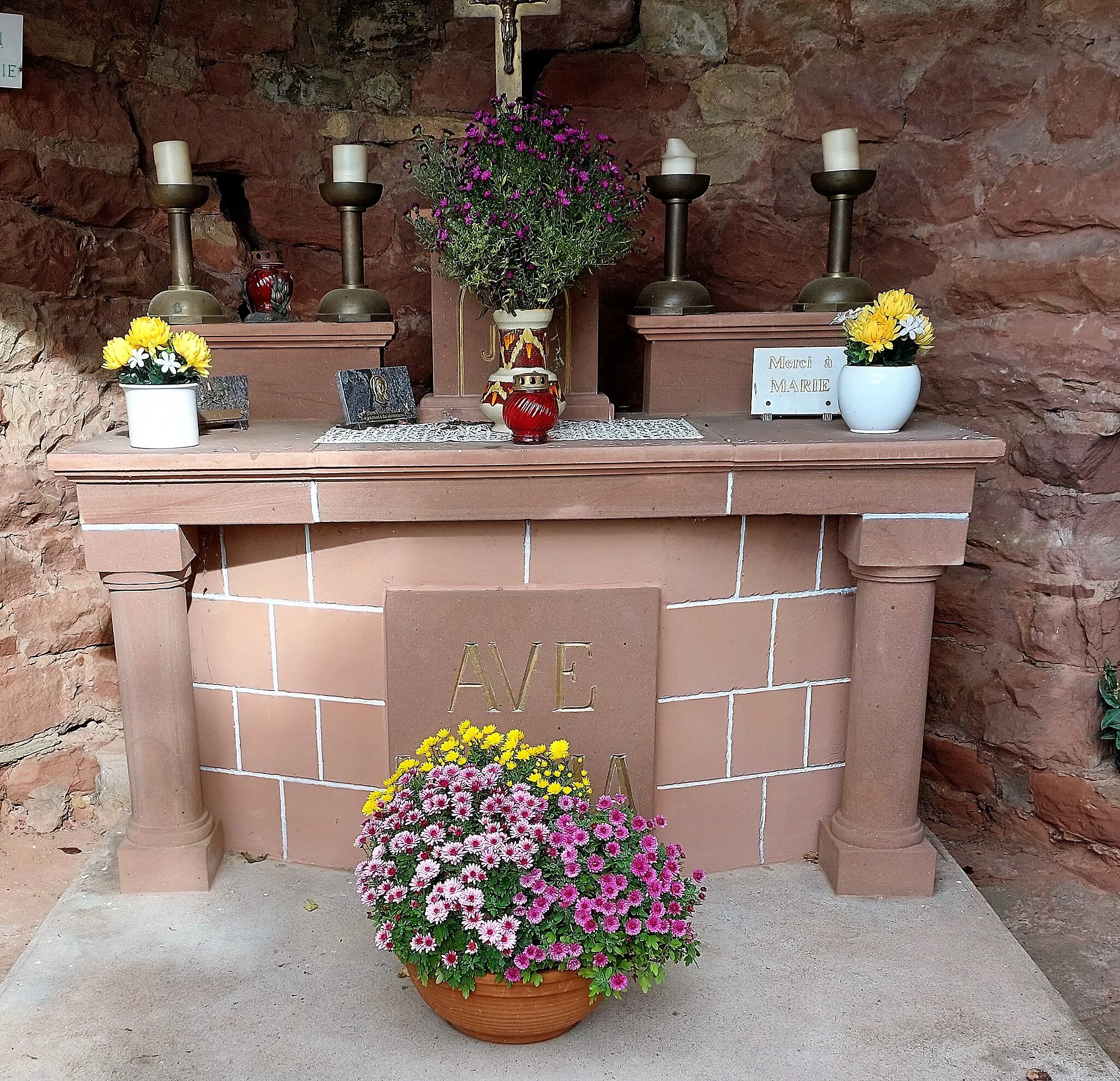 Photo showing: Grotte de Lourdes de l'église Saint-Vincent de Paul à Rolbing