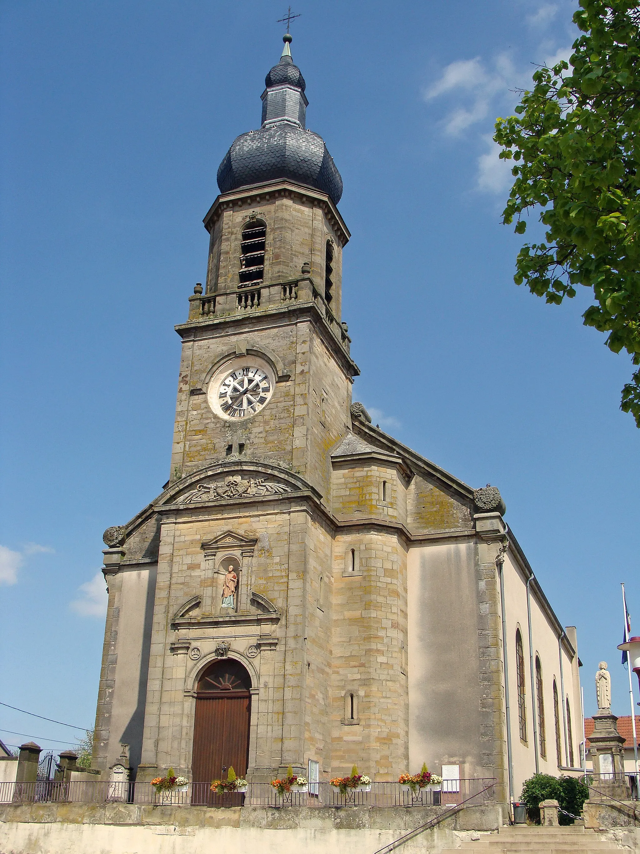 Photo showing: Église paroissiale Saint-Jacques-le-Majeur (1730) de Seingbouse. La tour-clocher a été construite de 1870 à 1873. L'église est une étape du chemin de Saint-Jacques-de-Compostelle.