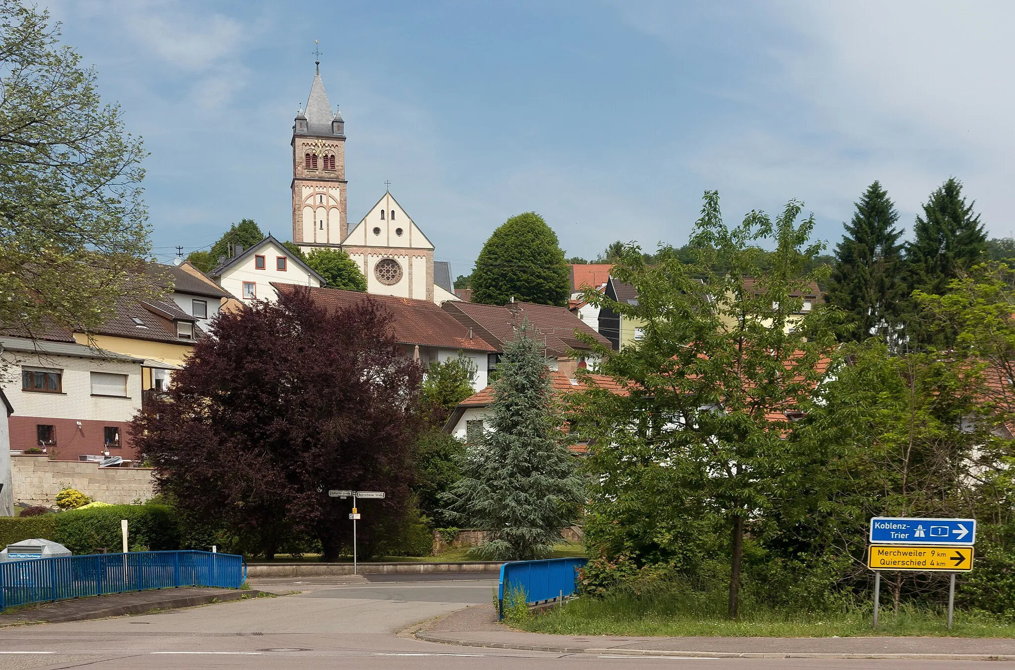 Photo showing: Fischbach, church (die katholische Pfarrkirche Sankt Josef) in the street