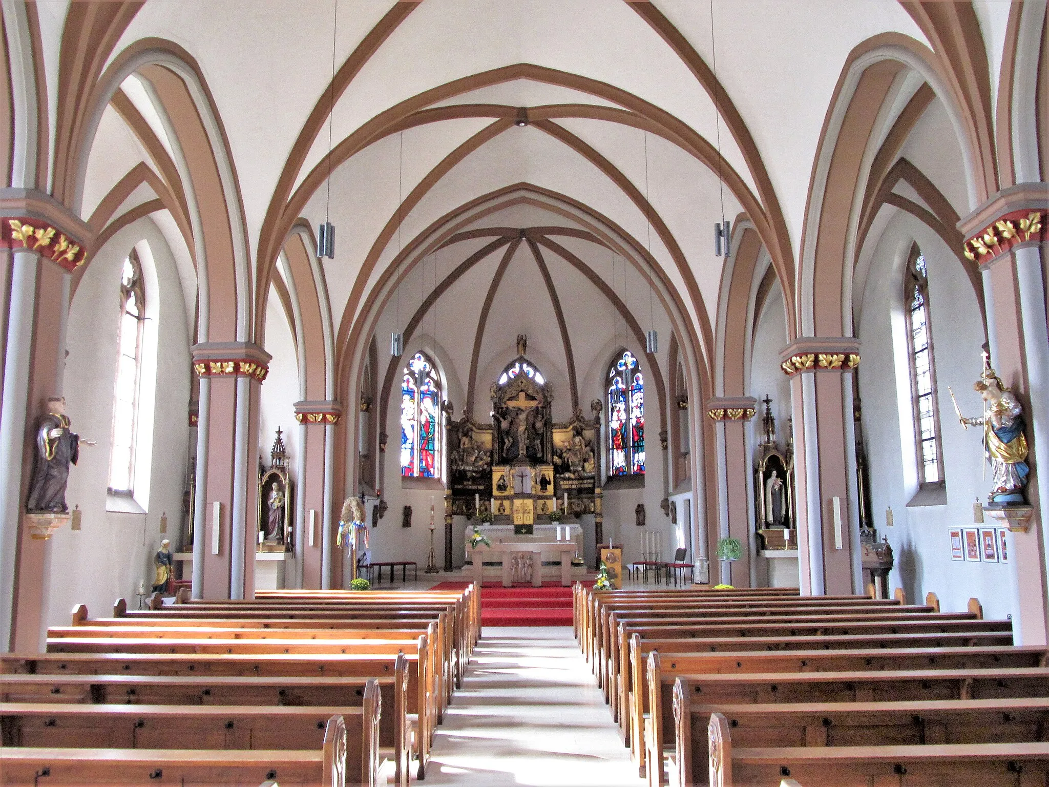 Photo showing: Blick ins Innere der katholischen Pfarrkirche St. Walfridus in Rilchingen-Hanweiler, einem Ortsteil der Gemeinde Kleinblittersdorf, Regionalverband Saarbrücken